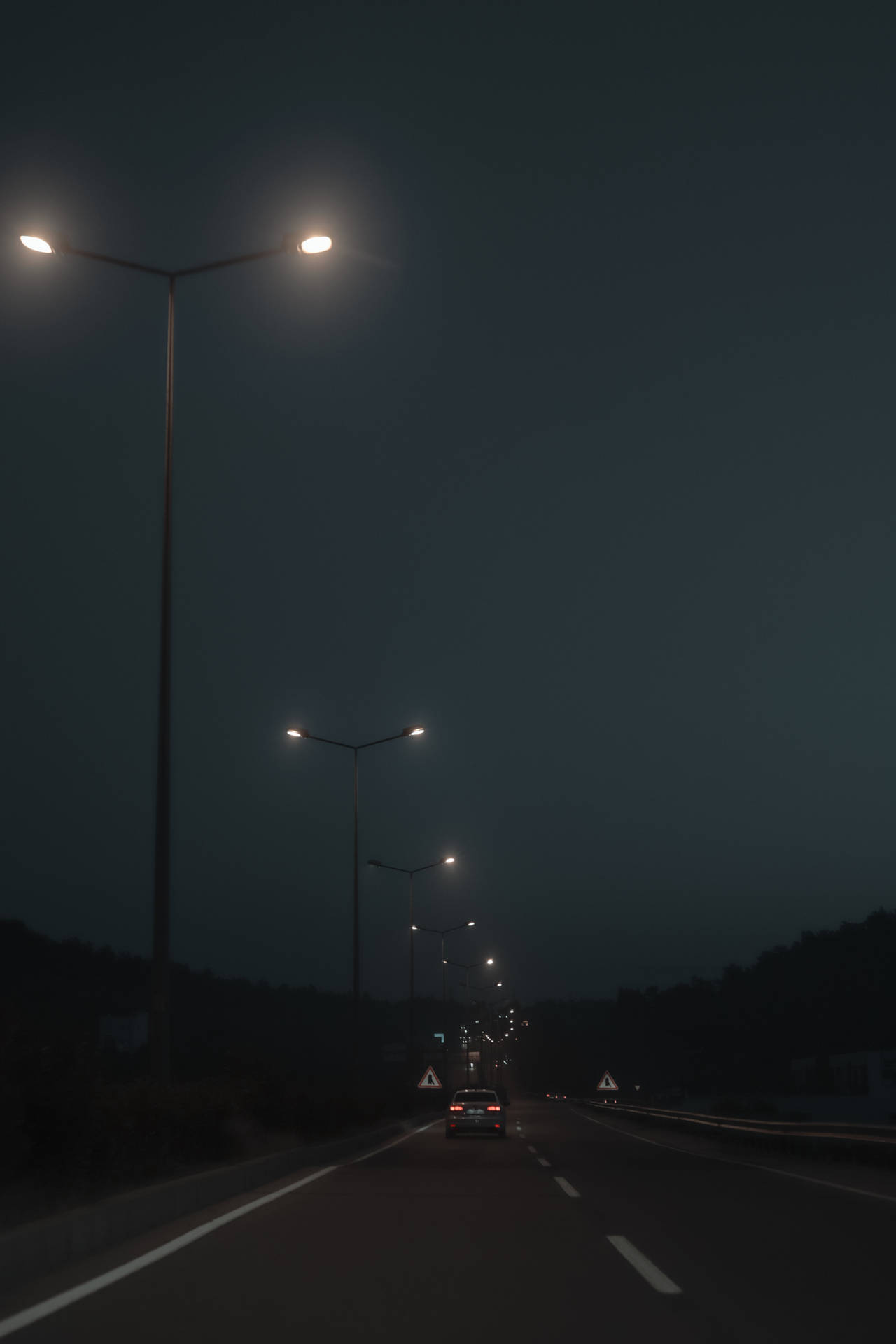Lucesantiguas De La Calle Junto Al Camino En Una Tarde Oscura. Fondo de pantalla