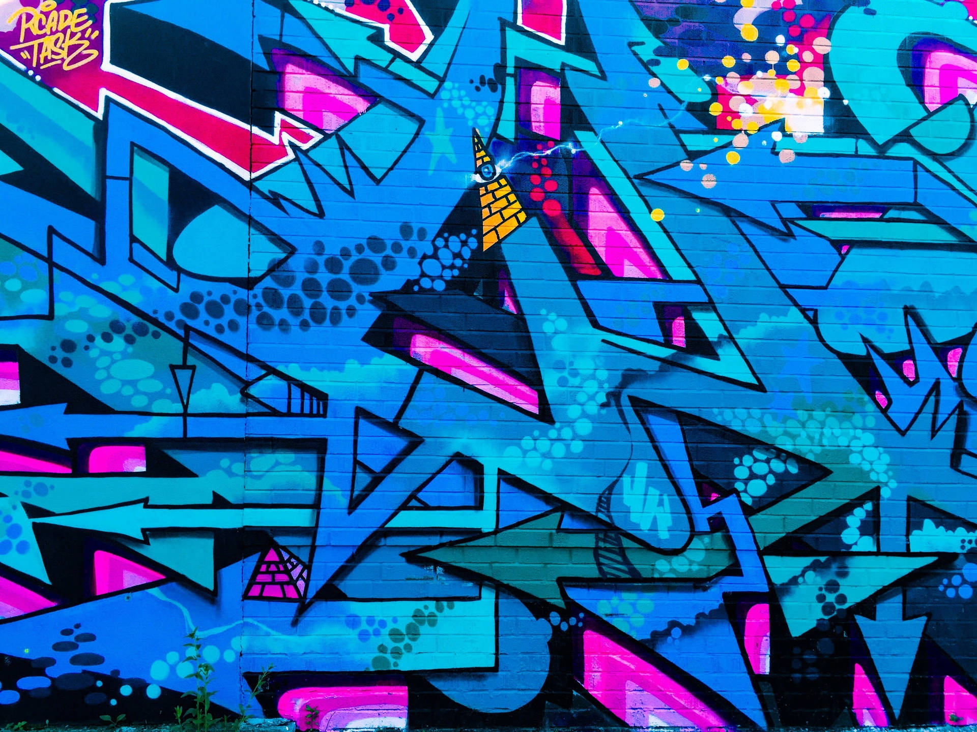 Wallpaper of blue and pink combination graffiti artwork on street wall.