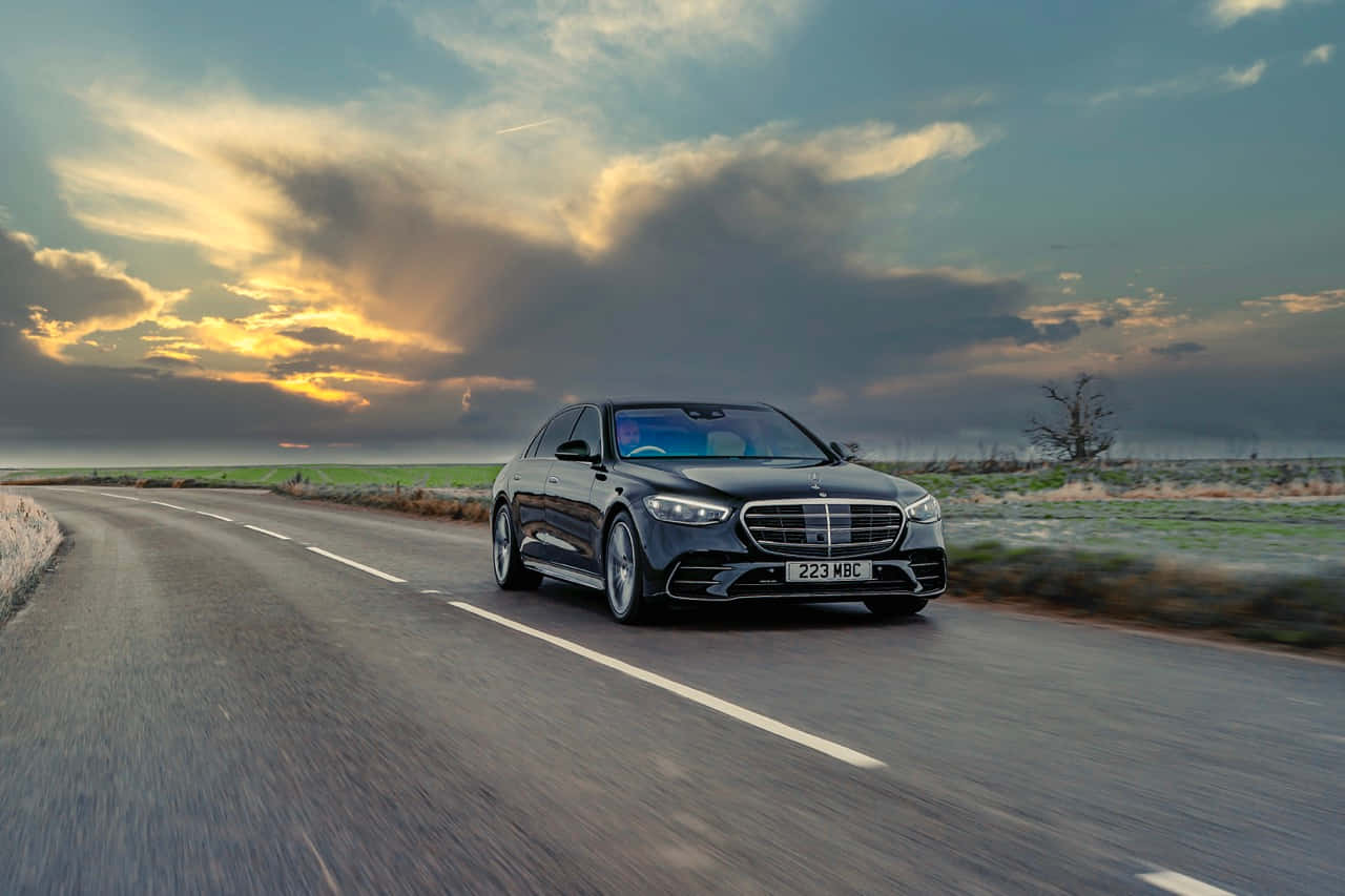 Striking Beauty Of Mercedes Benz S-class Wallpaper
