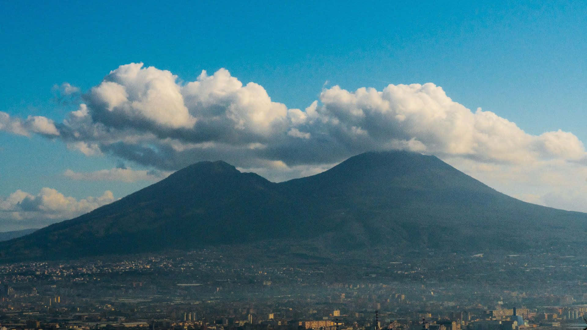 Cenárioimpressionante Do Monte Vesuvio Itália. Papel de Parede