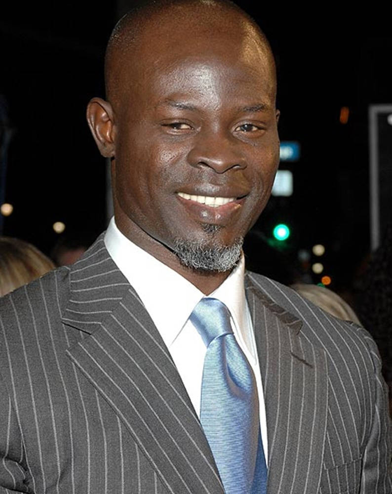 Stribrød Suit Djimon Hounsou til Skrivebord. Wallpaper