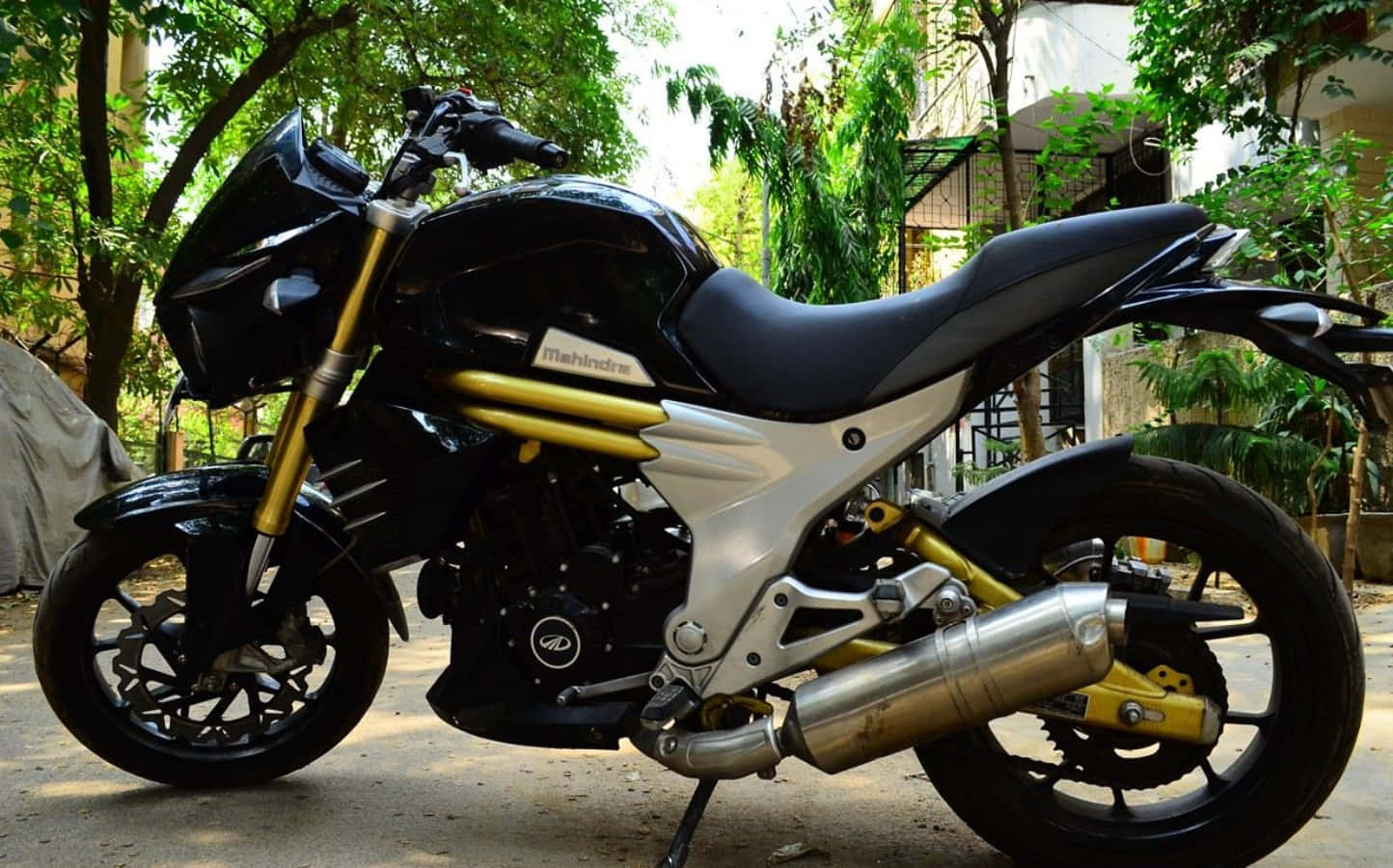 Strong And Stylish - Mahindra Mojo Motorcycle Wallpaper