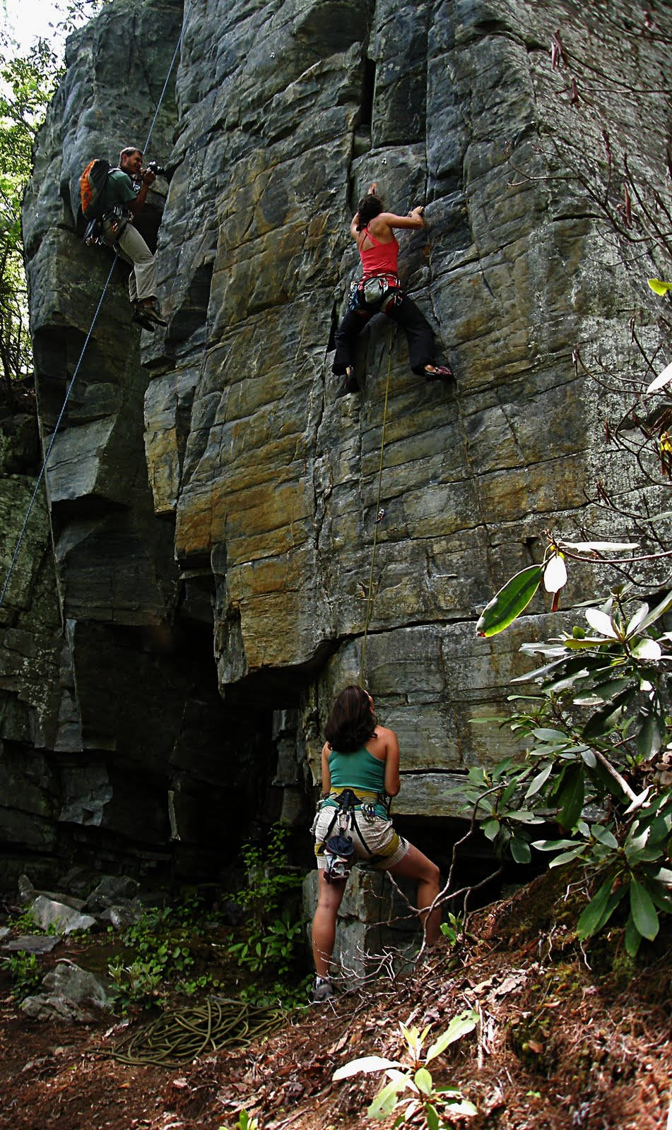 Mujeresfuertes Escalando En Deportes De Montaña. Fondo de pantalla