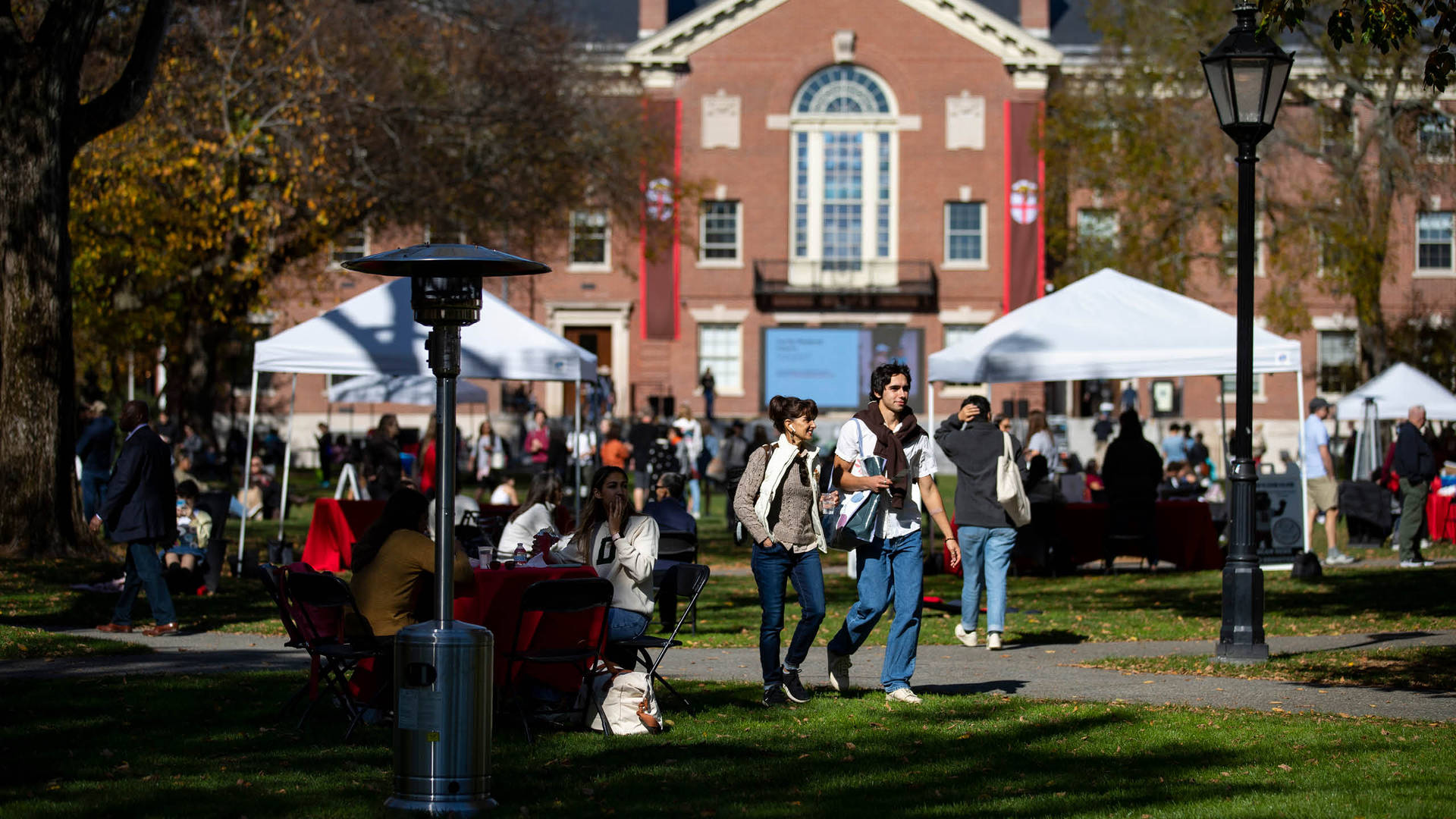 Students At Brown University Family Weekend Wallpaper