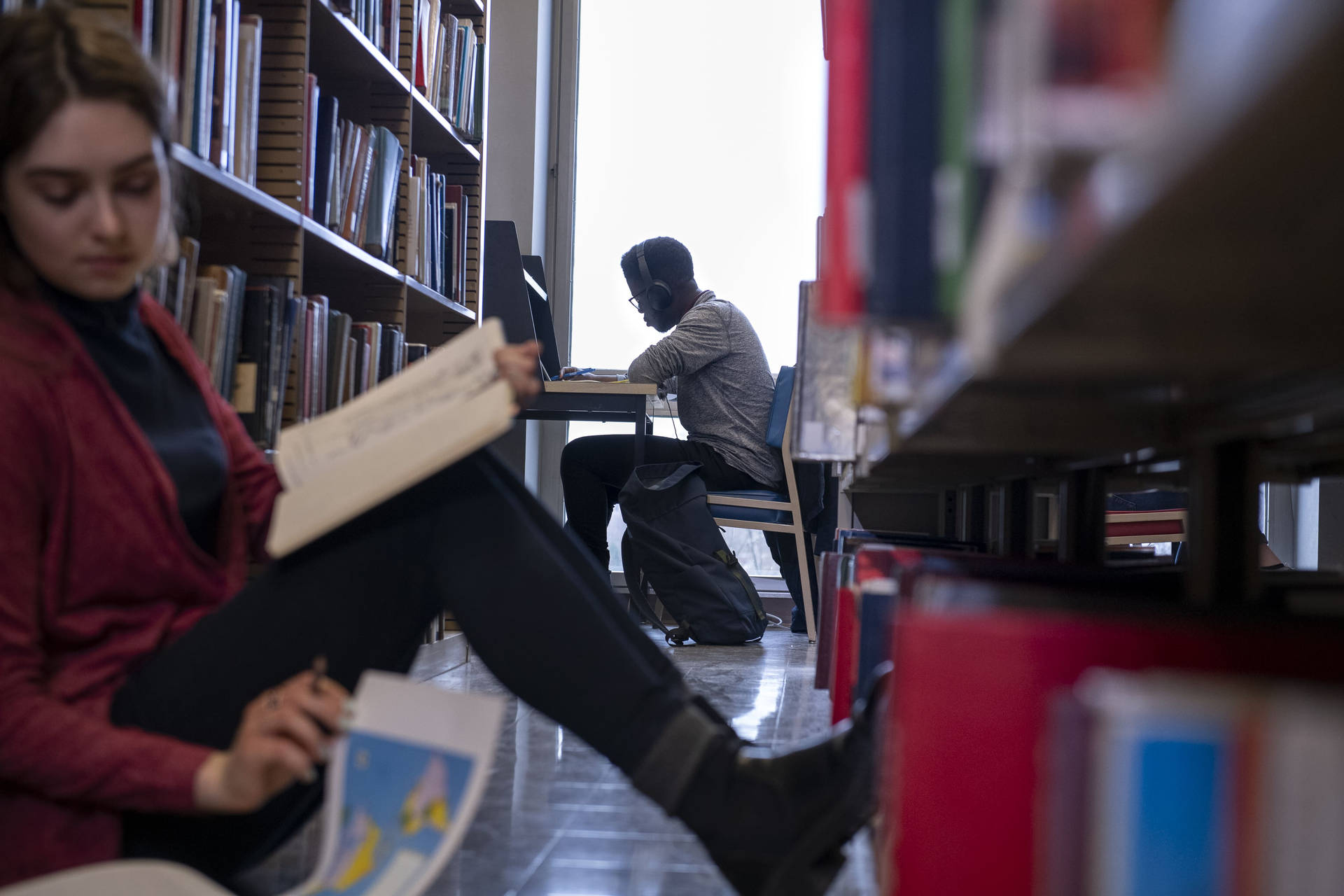 Students At Carnegie Mellon University Library Wallpaper