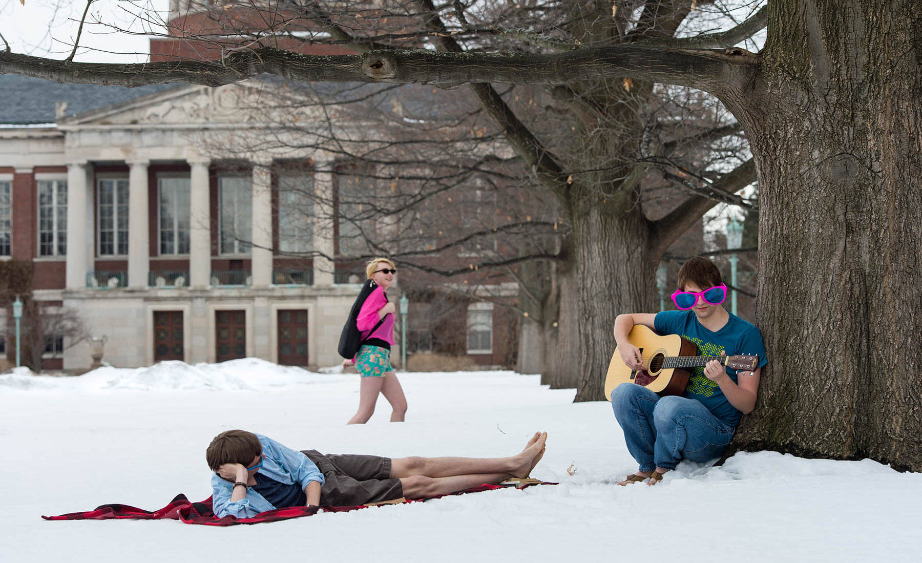 Studenten,die Den Campus Der University Of Rochester Stürmen. Wallpaper