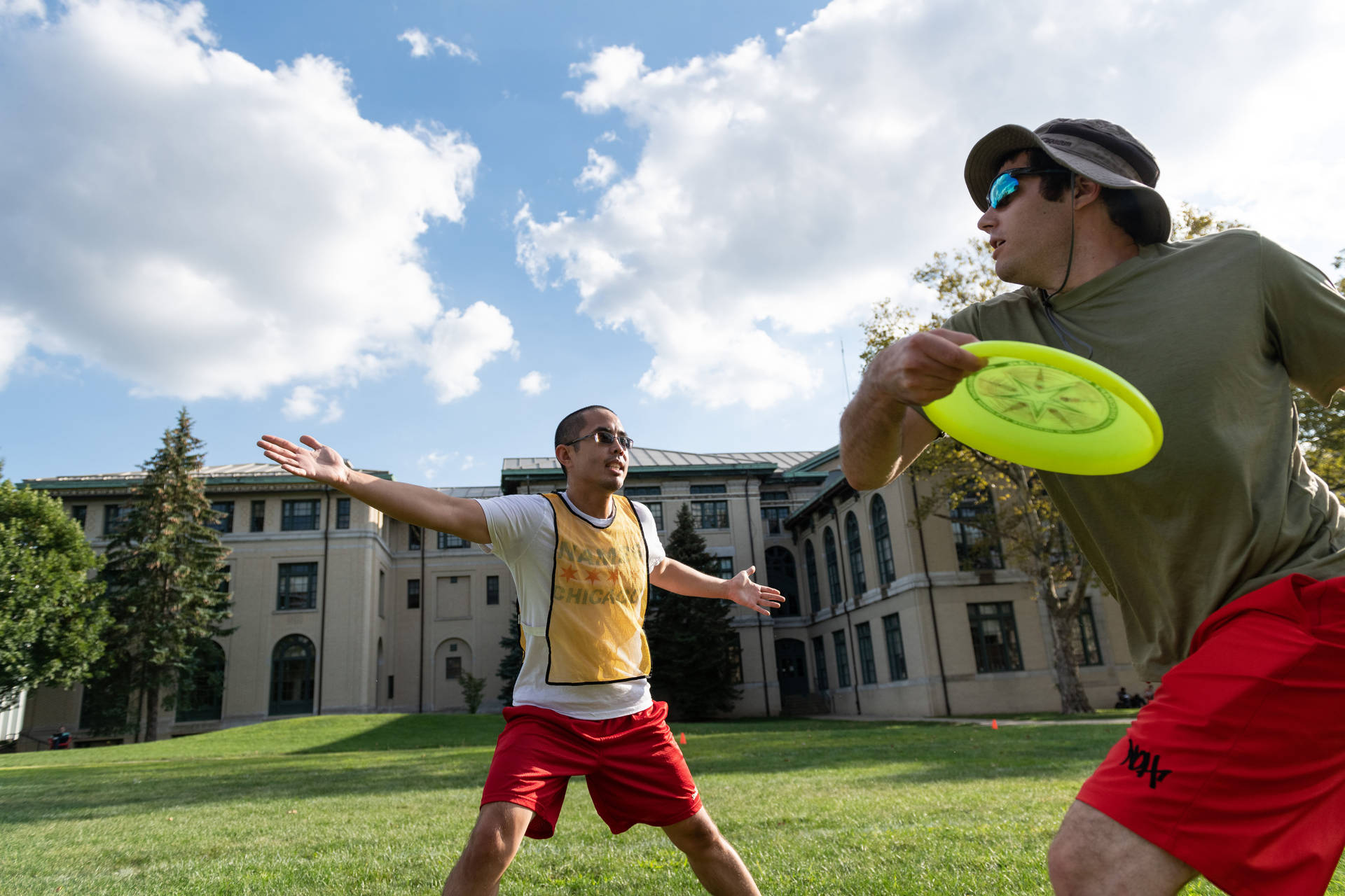 Studerende der spiller Frisbee på Carnegie Mellon University Wallpaper