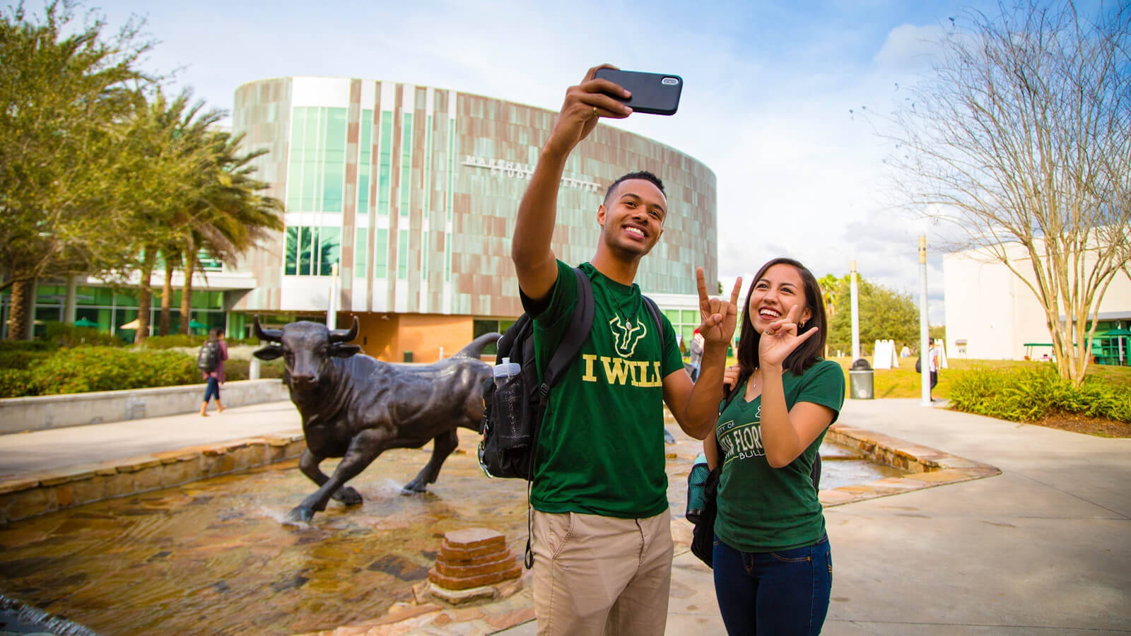 Studentenmachen Selfies An Der Universität Von South Florida. Wallpaper