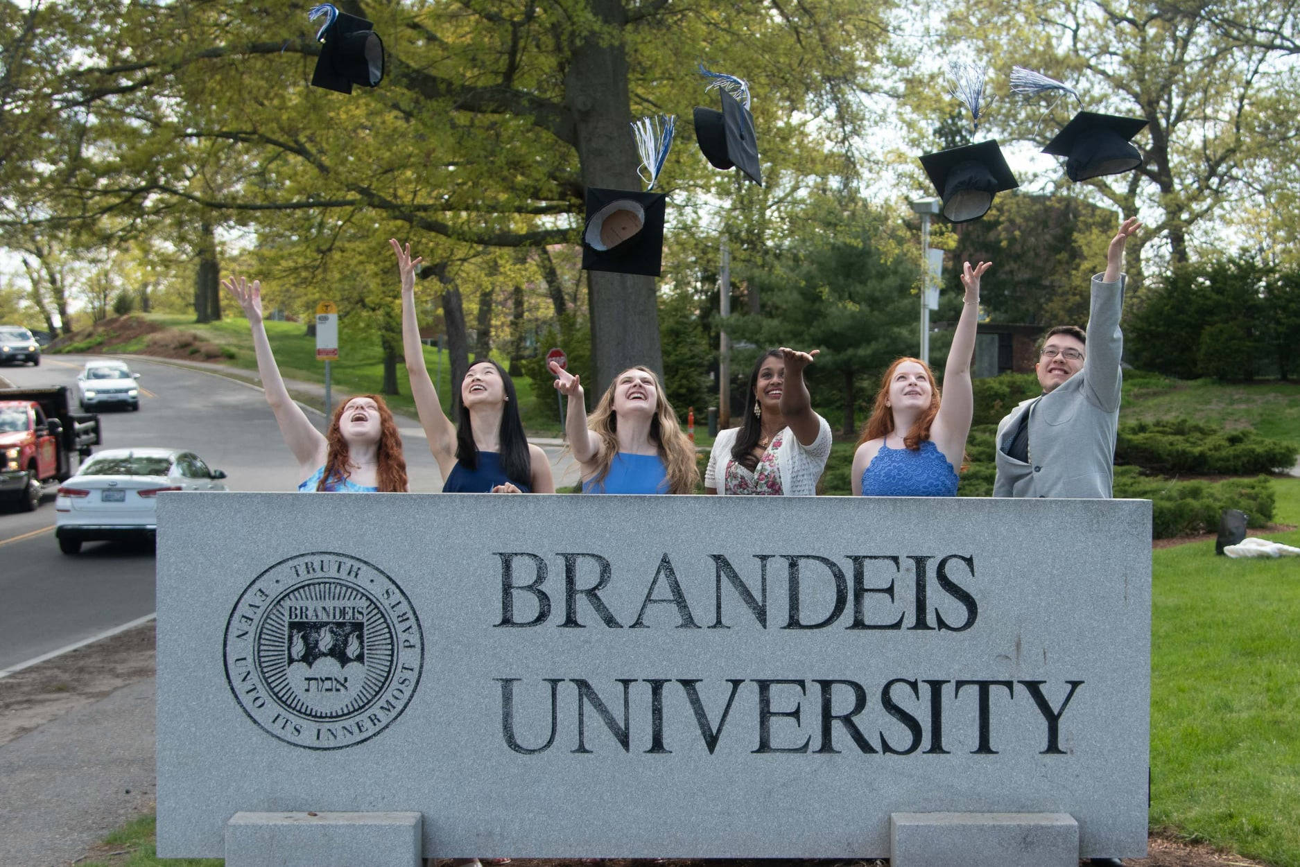 Estudianteslanzando Birretes De Graduación En La Universidad Brandeis. Fondo de pantalla