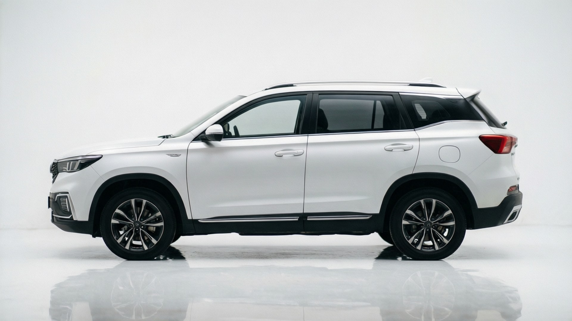 Minimalistisch zijprofiel van Changan CS75 op witte achtergrond.