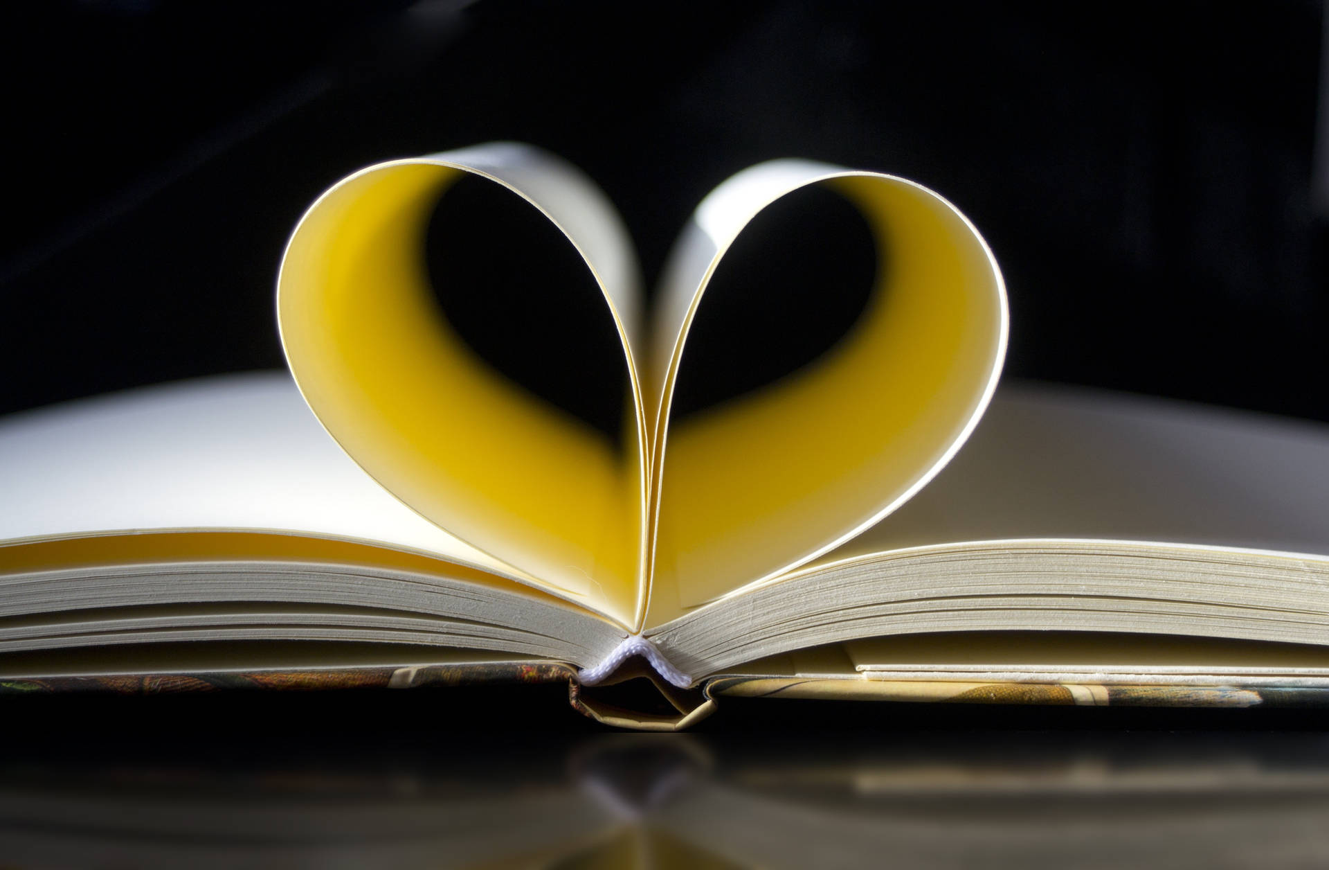 Páginasde Un Libro De Motivación Para Estudiar Formando Un Corazón Fondo de pantalla