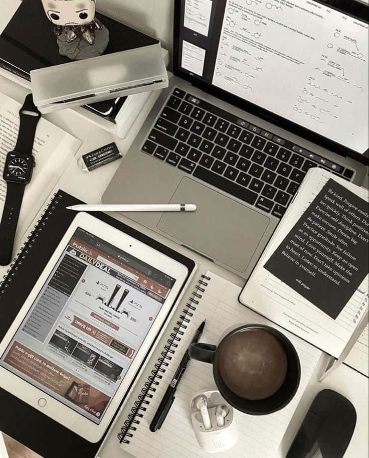 Enbærbar Computer, Tablet Og Telefon På Et Skrivebord.