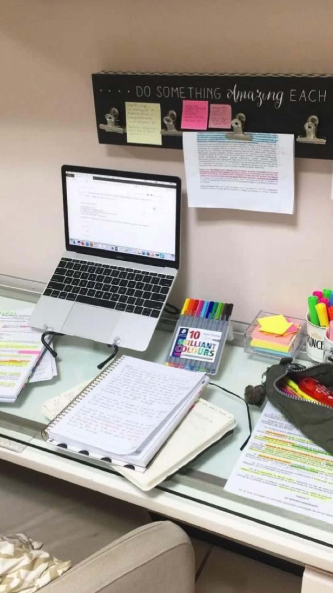 Etskrivebord Med En Bærbar Computer, Notesbog Og Andre Genstande