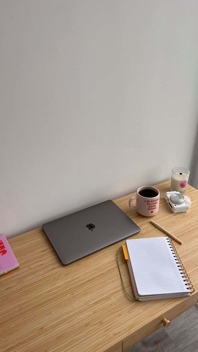 Ettræskrivebord Med En Bærbar Computer Og En Notesbog.