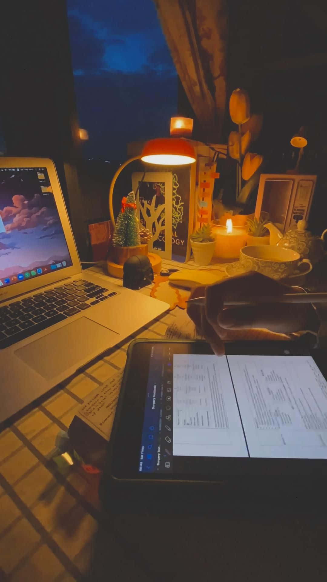 Unalaptop, Una Tablet Y Un Teléfono En Un Escritorio Por La Noche.