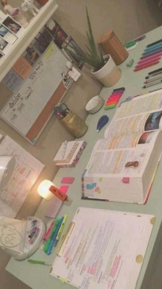 Enskrivebord Med En Bog, Kuglepenne Og Et Stearinlys