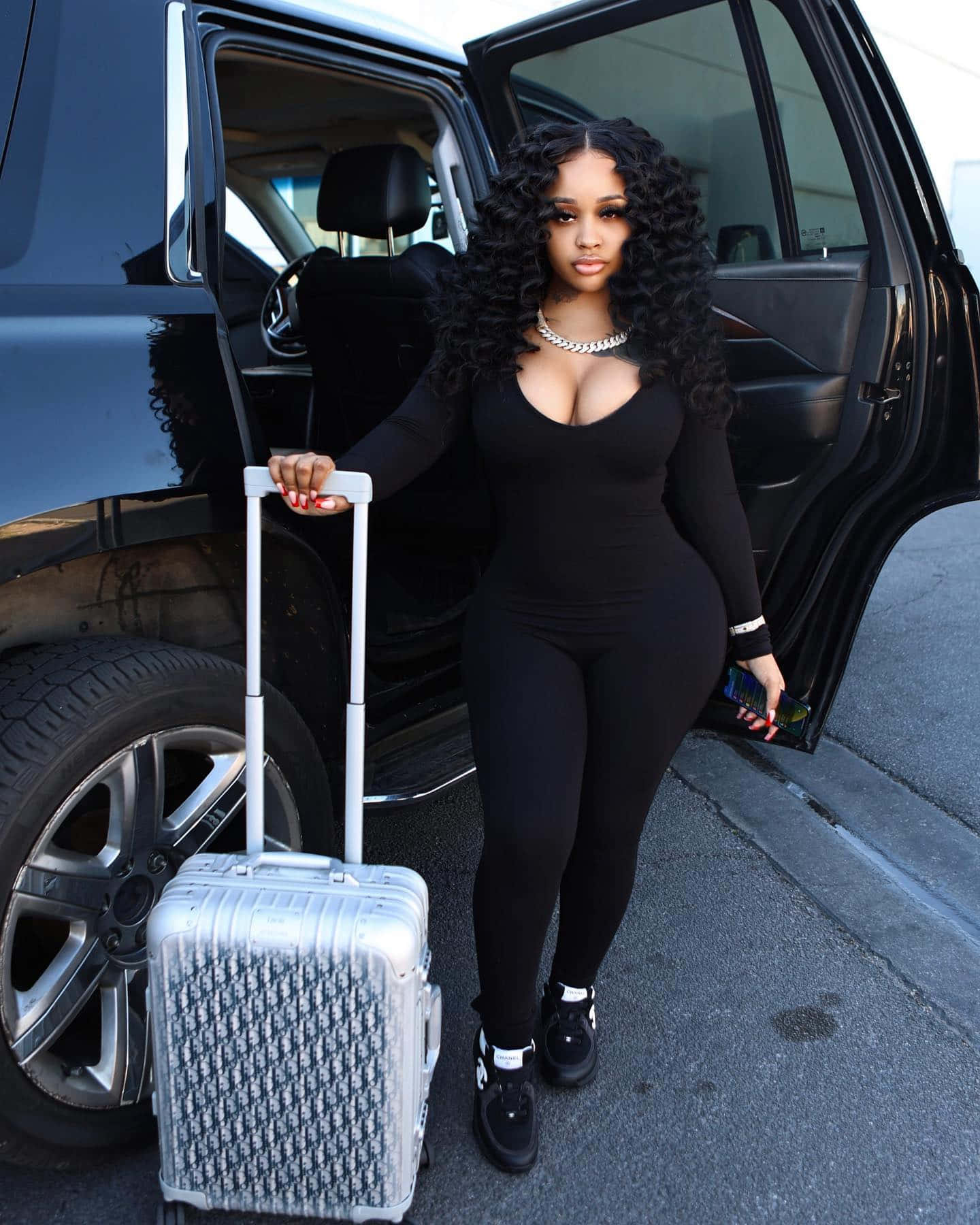 Stunna Girl Travel Ready Wallpaper