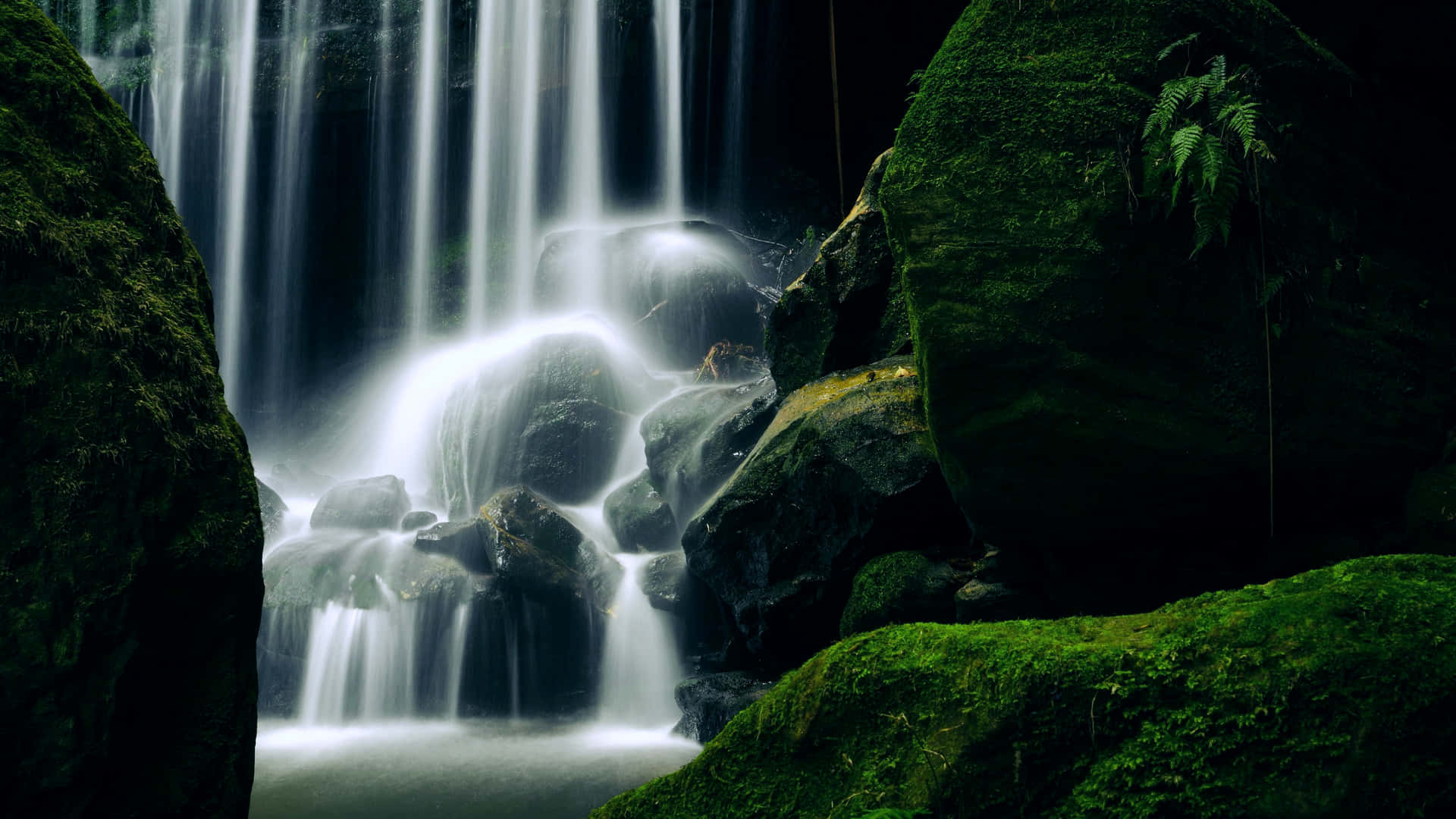 Stunning 4k Definition View Of A Majestic Waterfall Wallpaper