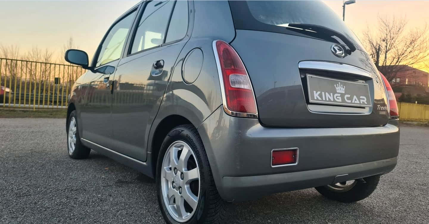 Superbe Daihatsu Trevis Bleue Sur La Route Fond d'écran