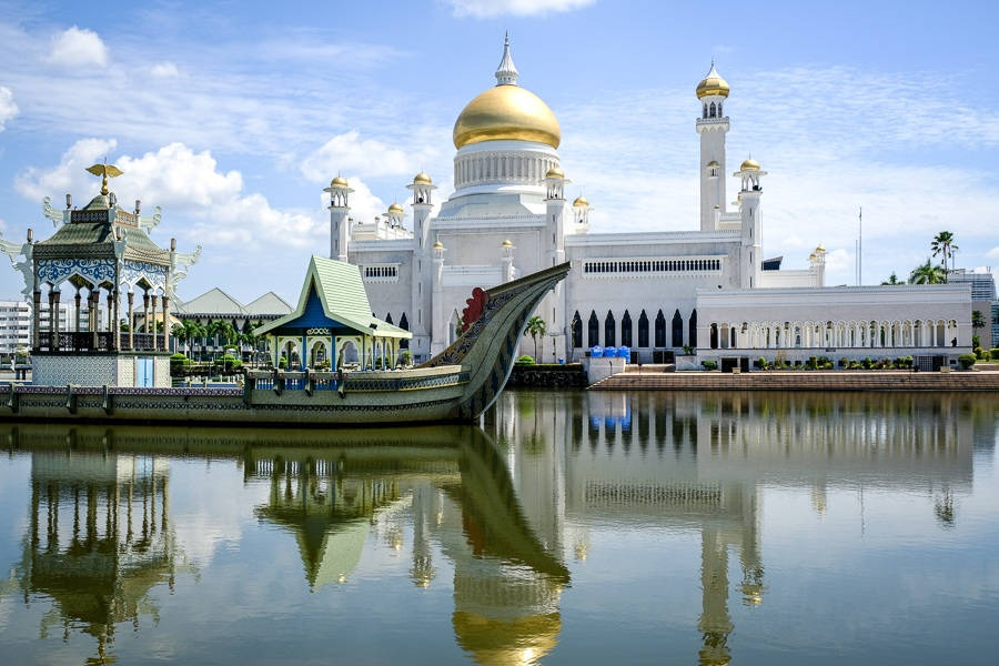 Imponerende Brunei Omar Ali Saifuddien Moské mod lys Blå himmel Wallpaper