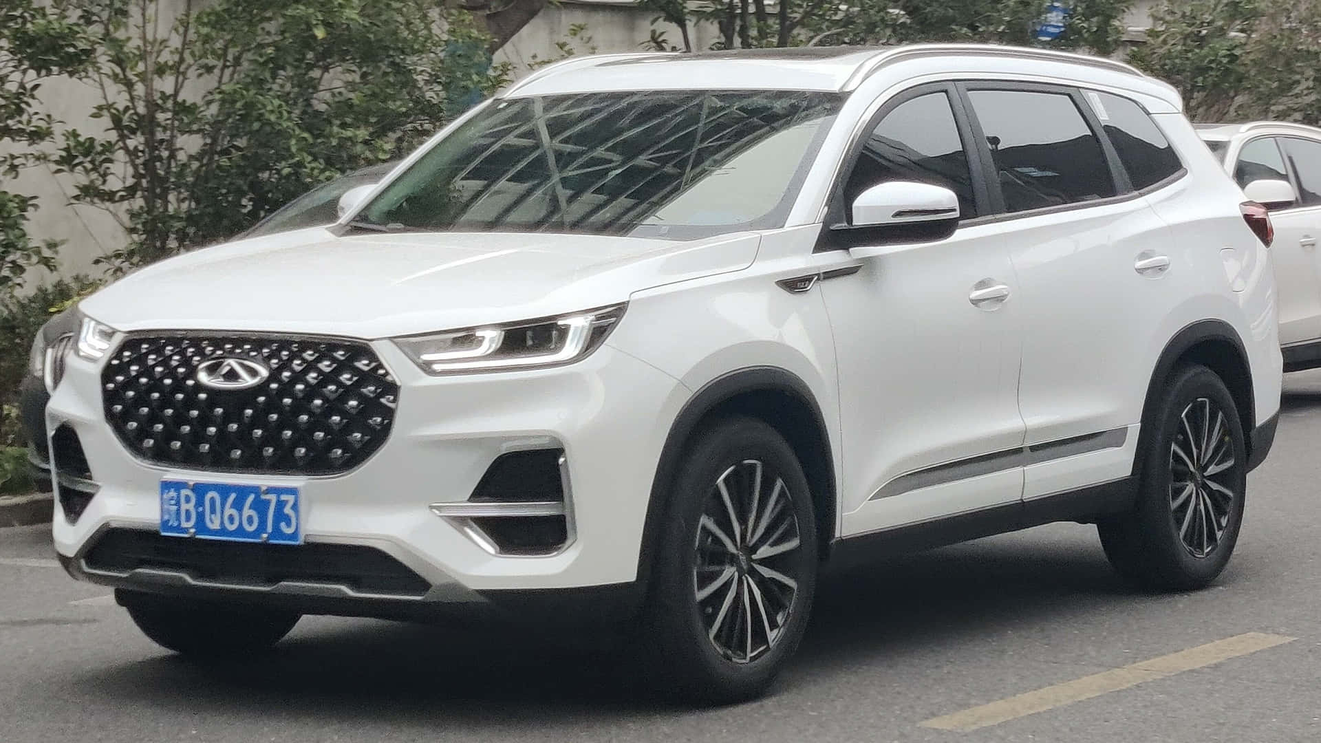 Chery Tiggo 8 Éblouissant Dans Un Paysage Urbain Dynamique Fond d'écran