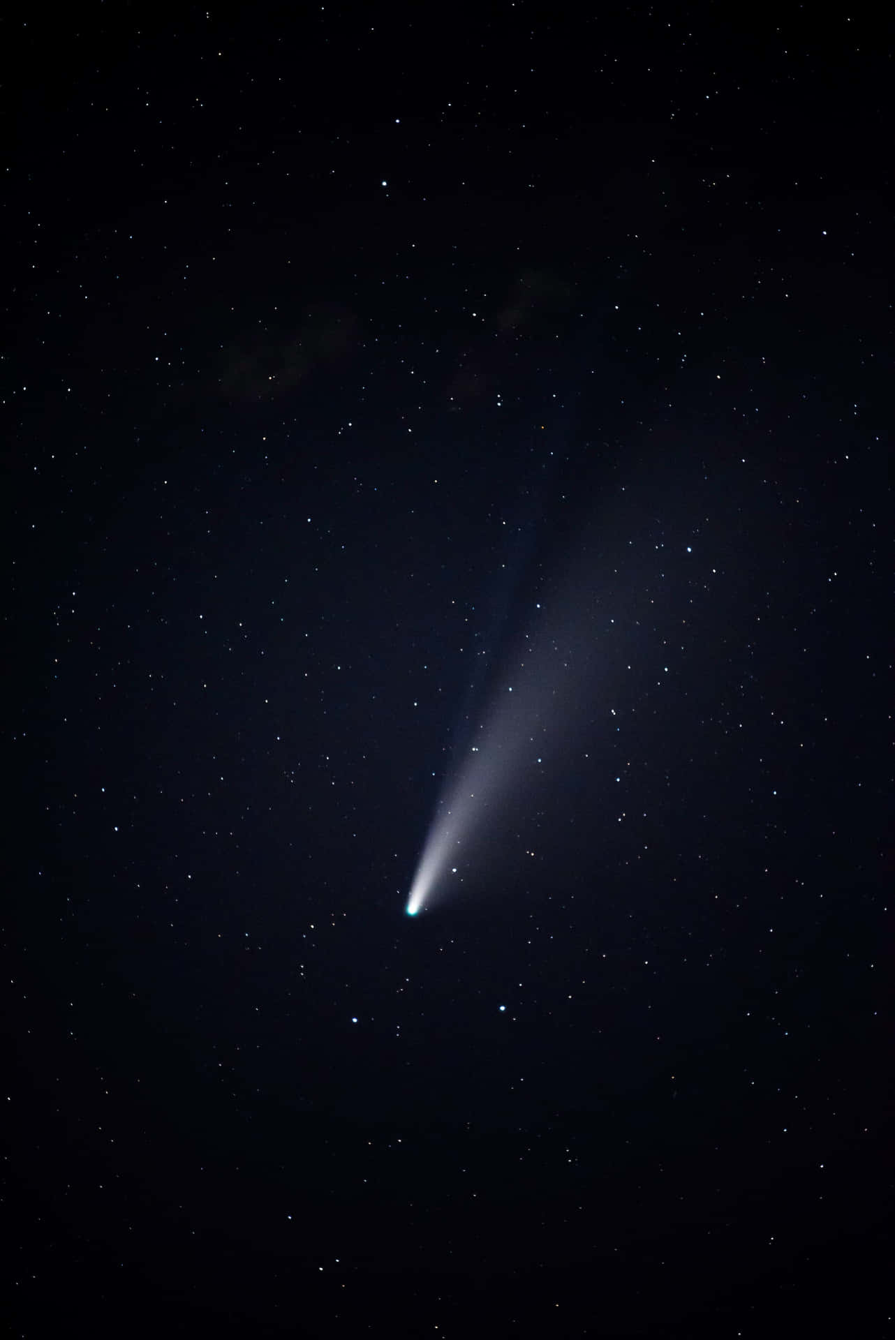 Stunning Comet In Night Sky Wallpaper