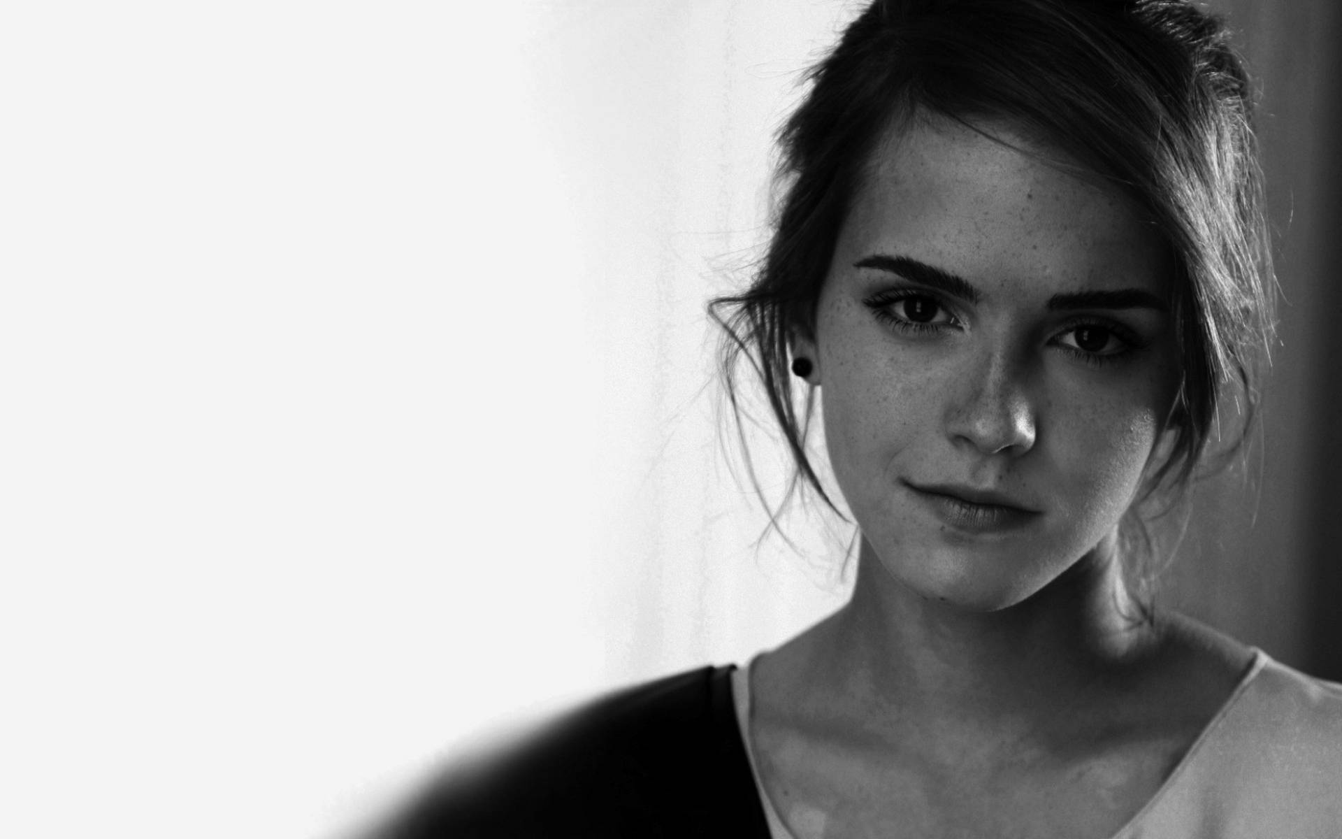 Stunning portrait of Emma Watson Wallpaper