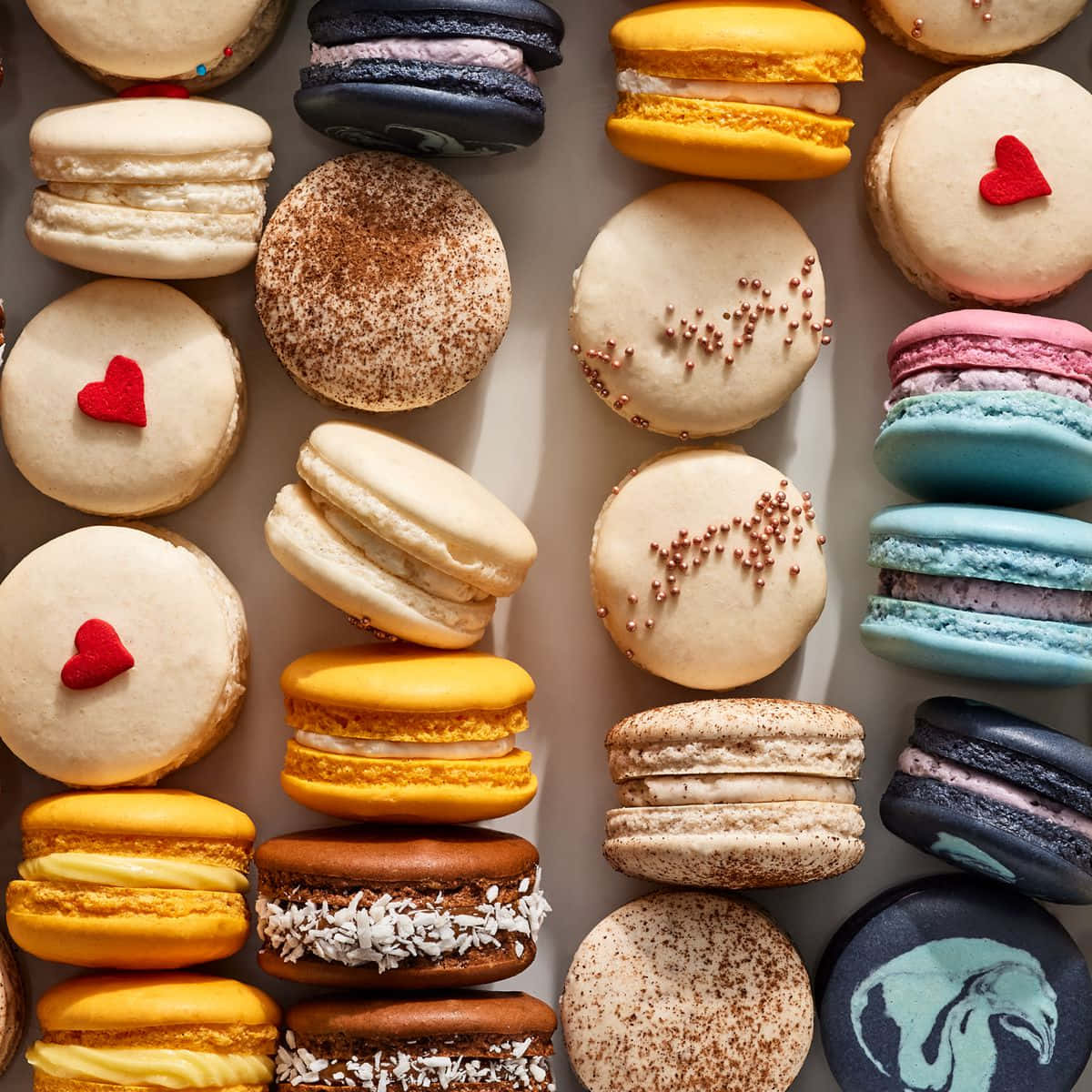 Amoreper I Macarons Francesi: Un Dessert Colorato Disposto A Forma Di Cuore Sfondo