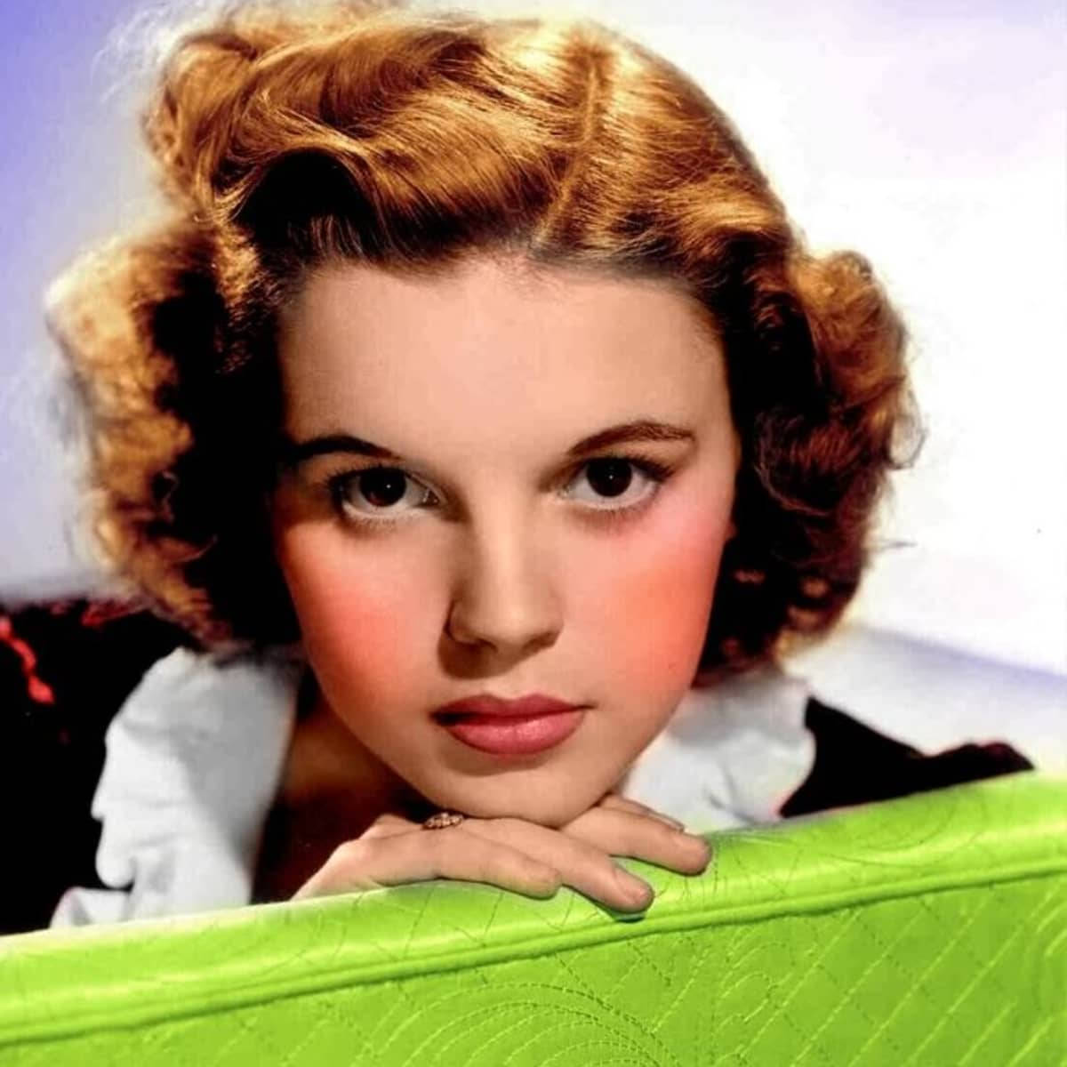 Stunning Hollywood Actress Judy Garland Wallpaper