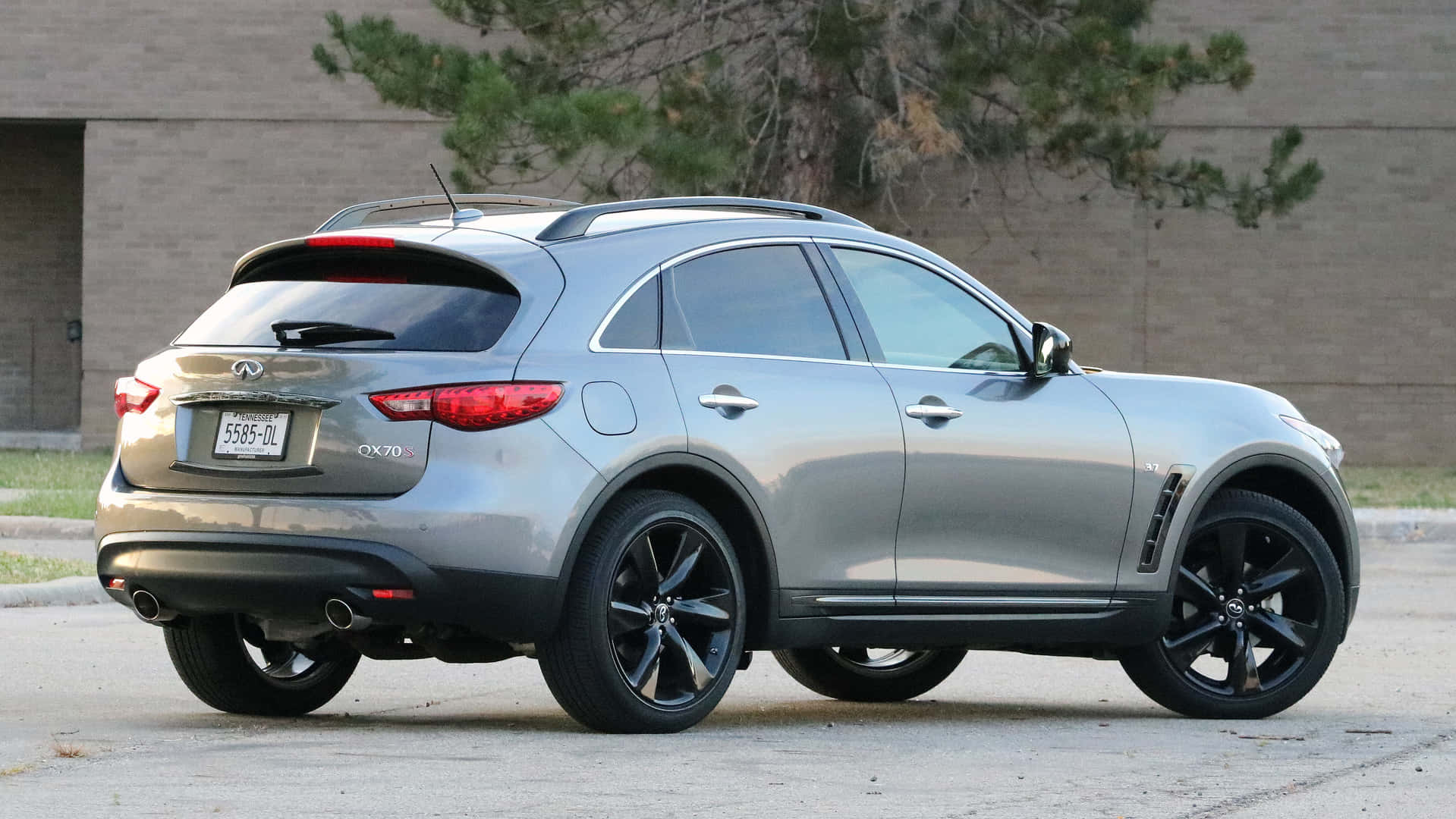 Fantastisk Infiniti Qx70 I Livlige Byomgivelser Bakgrunnsbildet