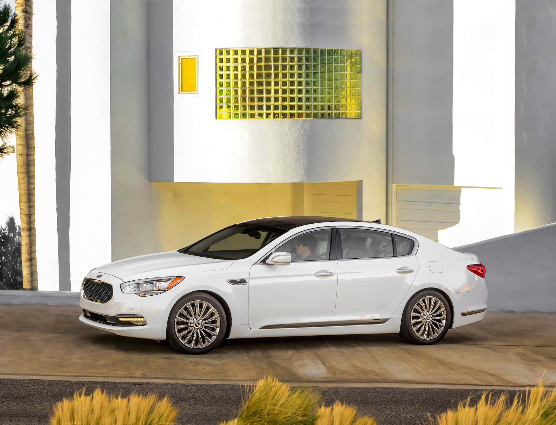 Stunning Kia K900 Cruising On A Sunlit Highway Wallpaper