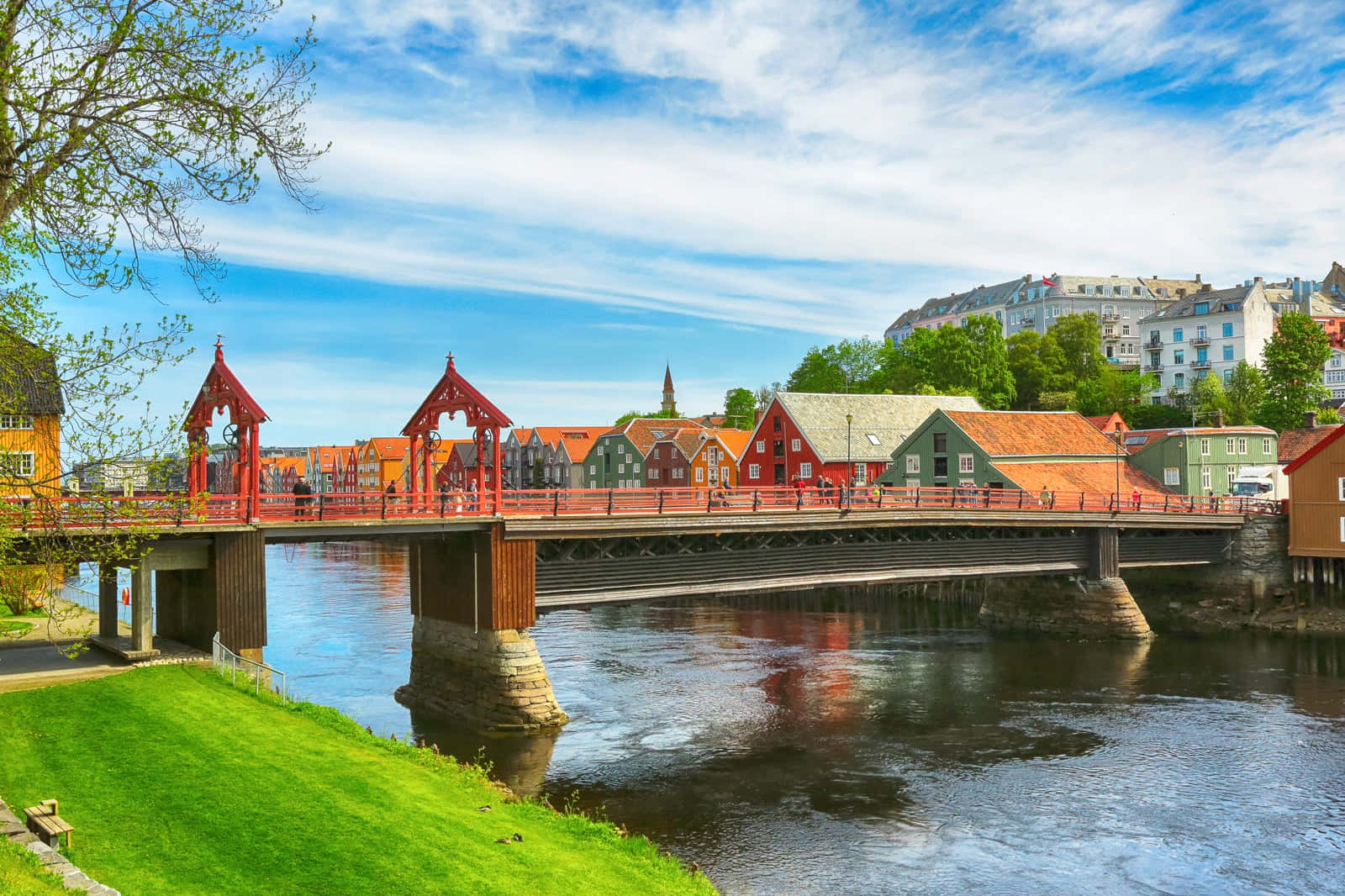 Adembenemend Nachtzicht Van De Stad Trondheim Achtergrond