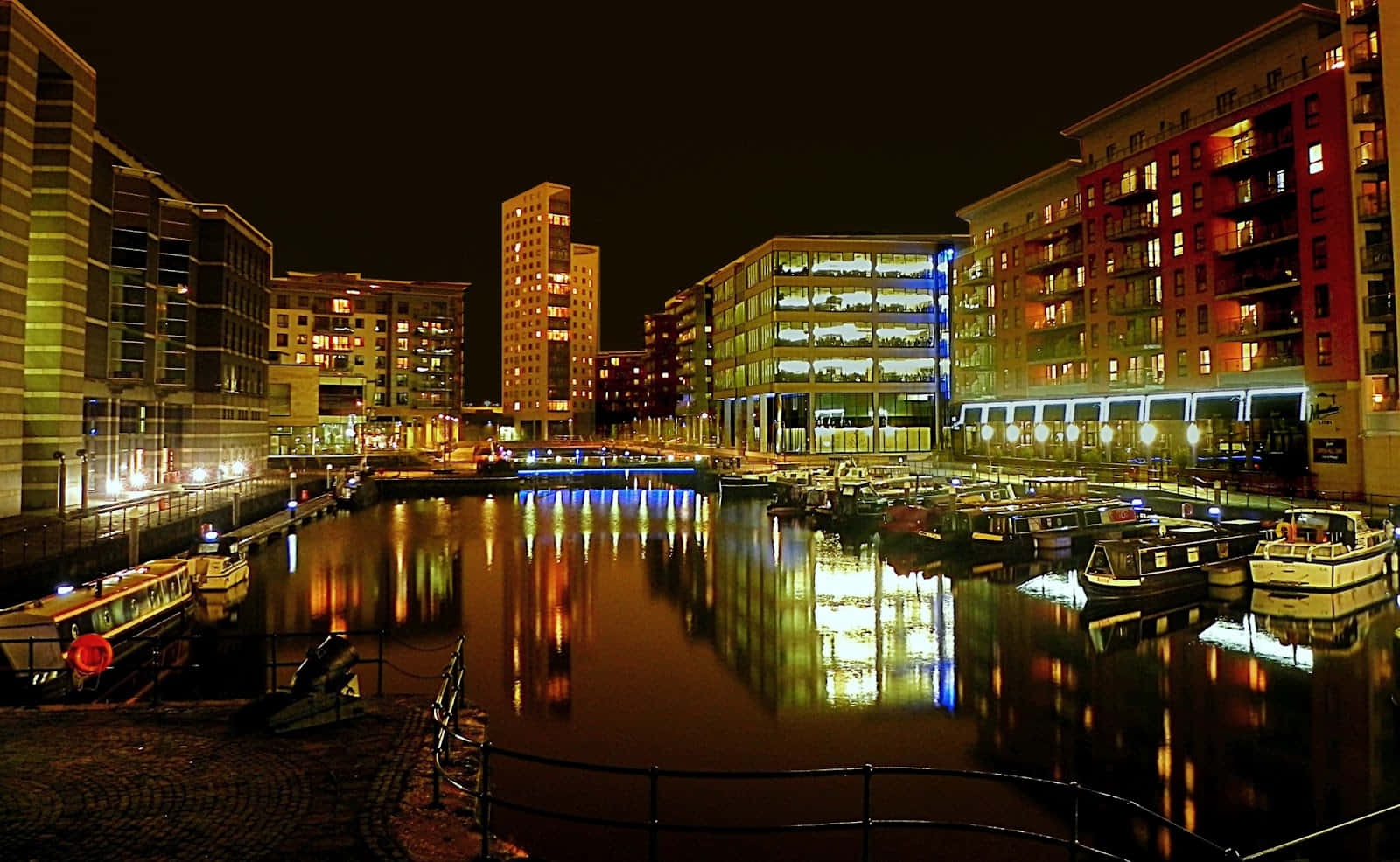 Stunning Nighttime View Of Leeds, United Kingdom Wallpaper