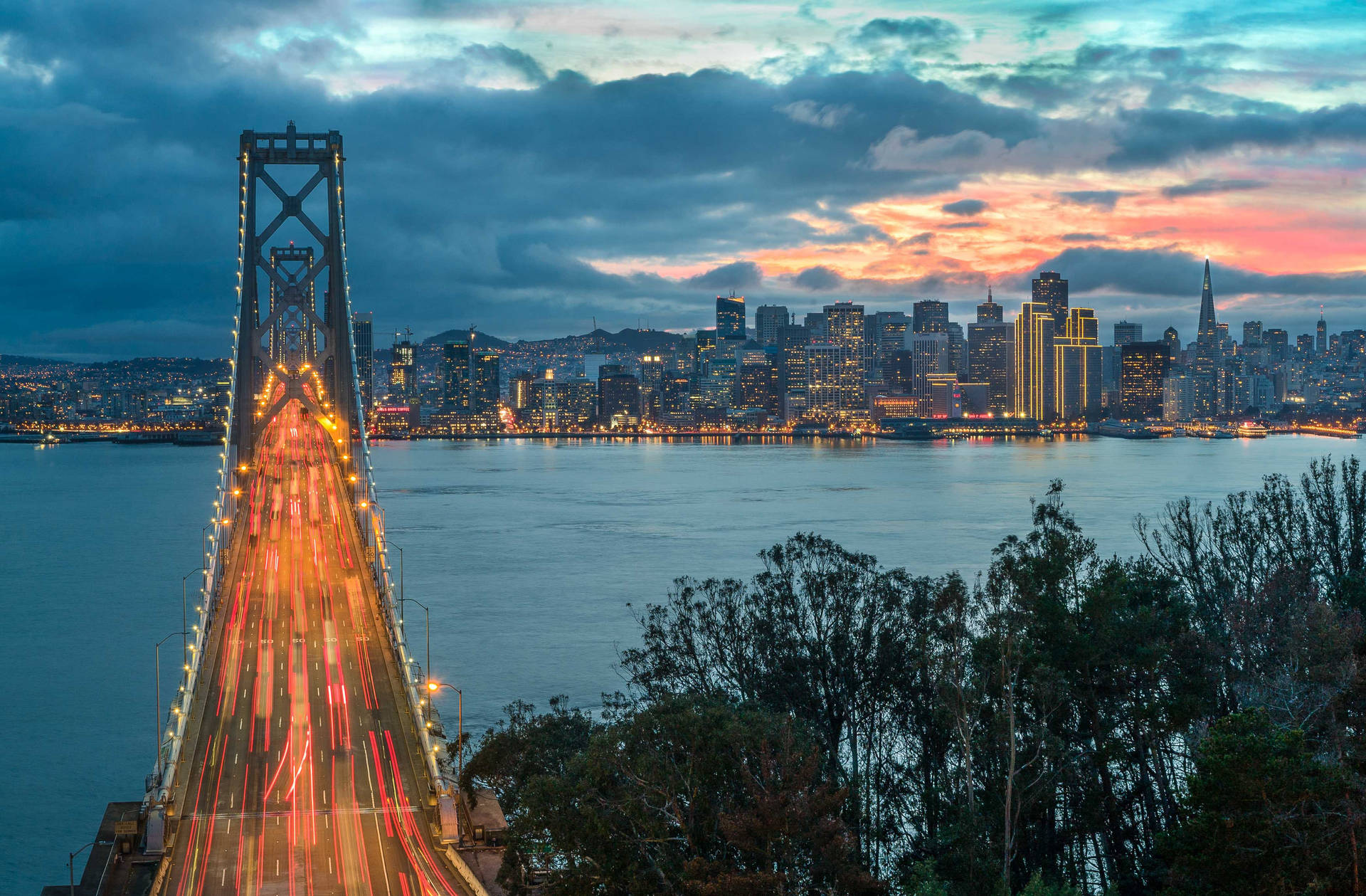 Stunning Panoramic View Of Vibrant Oakland Cityscape At Sunset Wallpaper