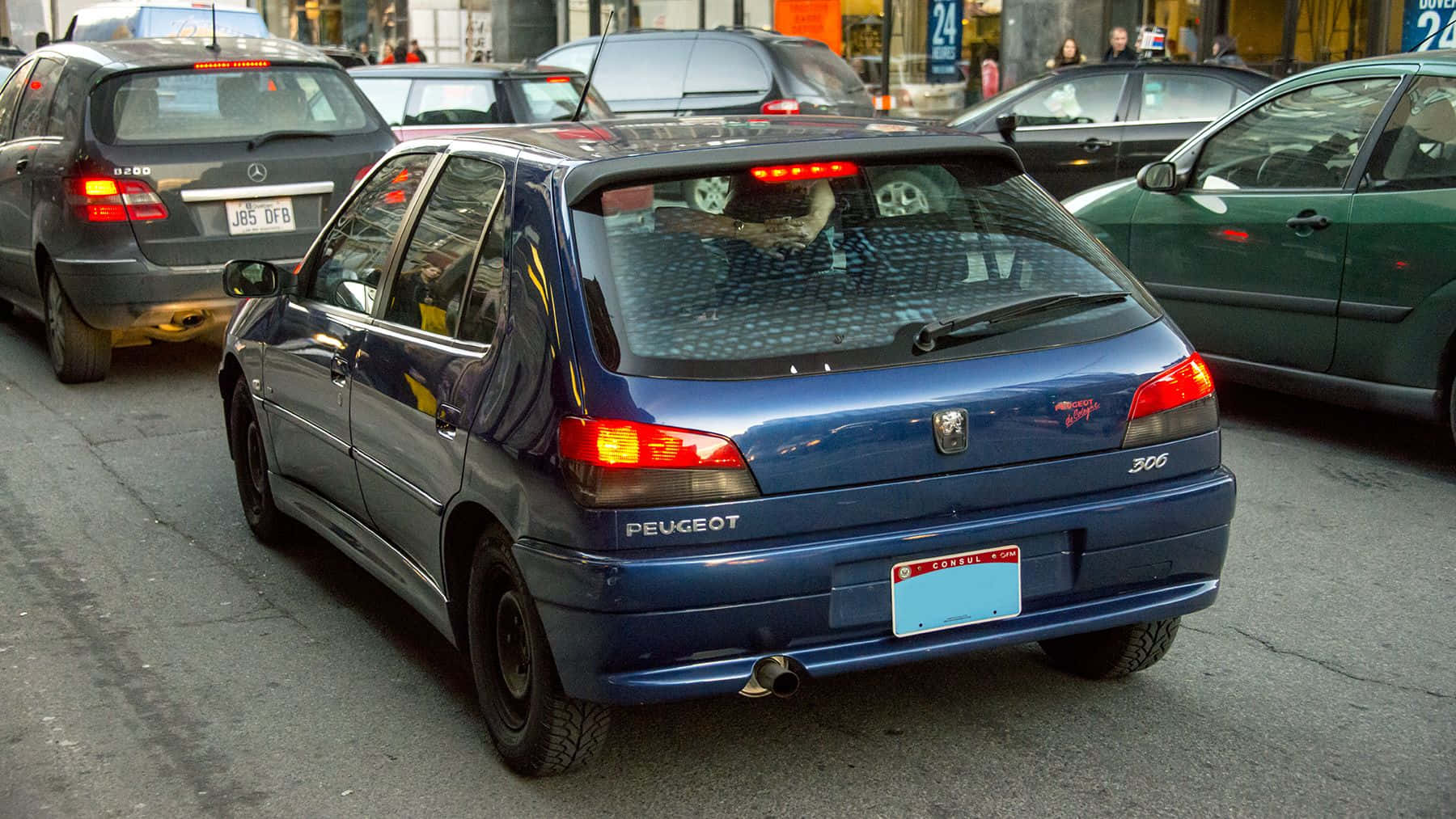 Fantastisk Peugeot 306 Glir På Åpen Vei Bakgrunnsbildet