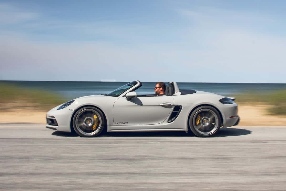 Fantastisk Porsche 718 Boxster Gts På En Åpen Motorvei Bakgrunnsbildet