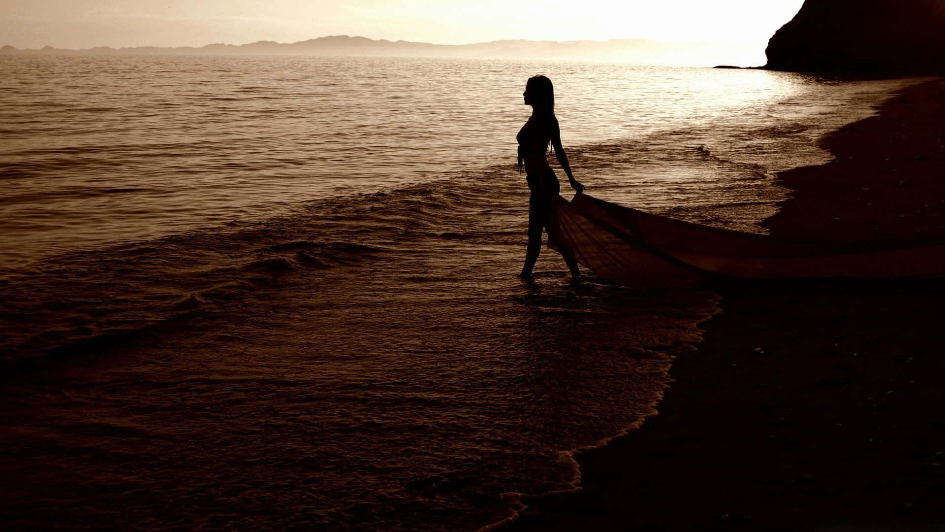 Stunningsilhouette Of Girl On Beach = Enastående Silhuett Av Flicka På Stranden Wallpaper