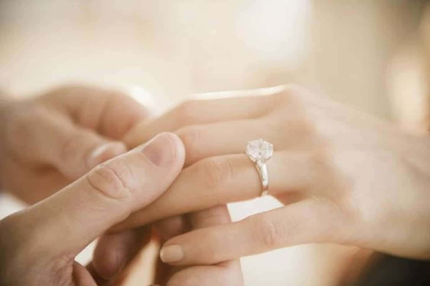 Stupendoanello Di Fidanzamento In Diamante Argentato Sfondo