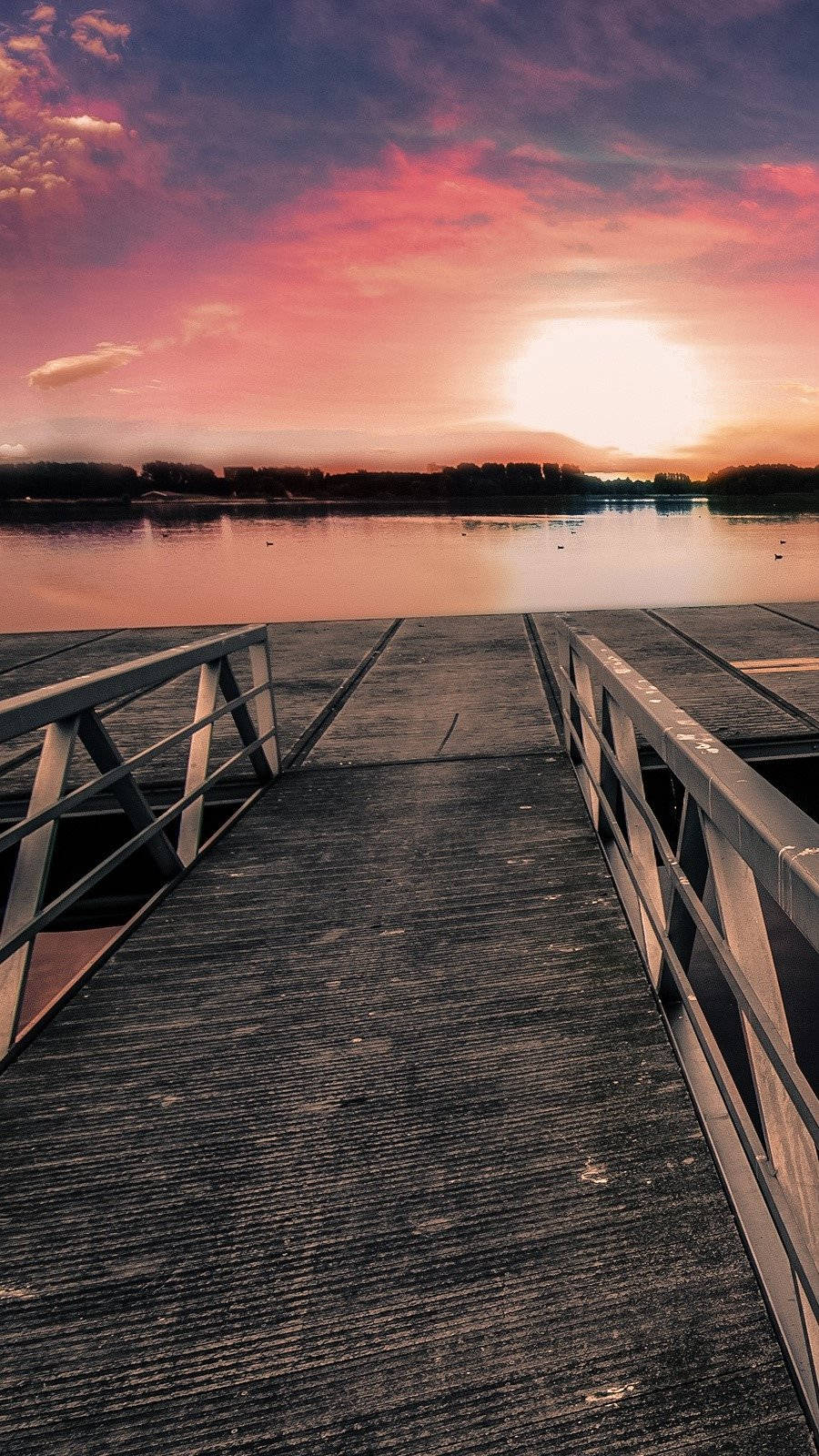 Storslået solnedgang ved søens kaj Wallpaper