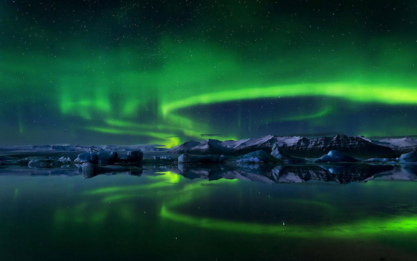 Stunning Swirl Of Northern Lights Wallpaper