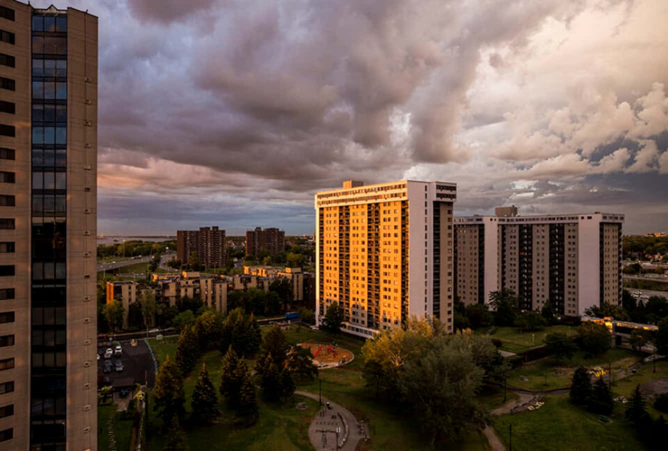 Stunning View Of Longueuil City Skyline At Dusk Wallpaper