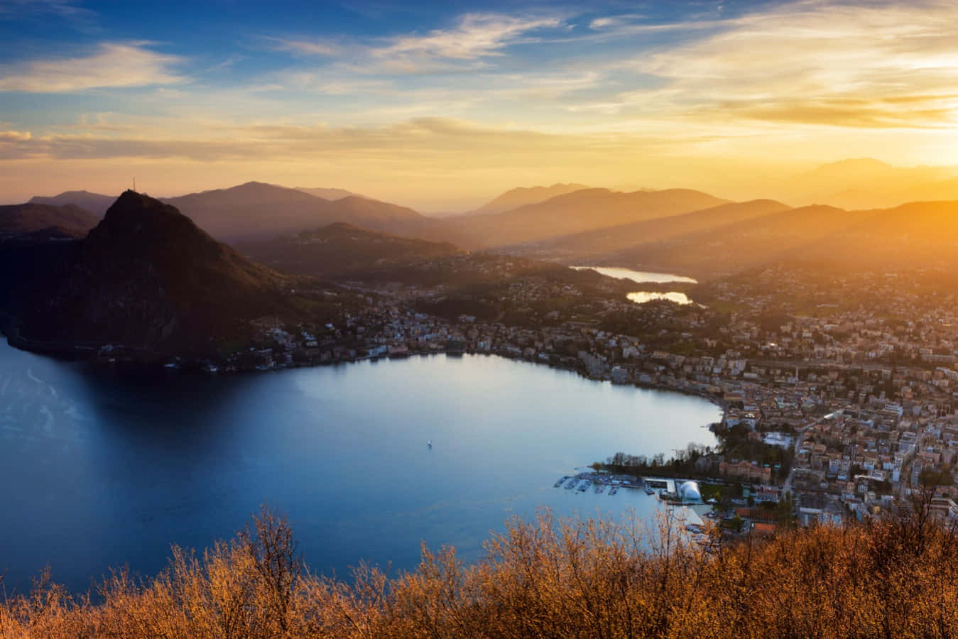 Adembenemend Uitzicht Op Het Meer Van Lugano Omringd Door Majestueuze Bergen Achtergrond