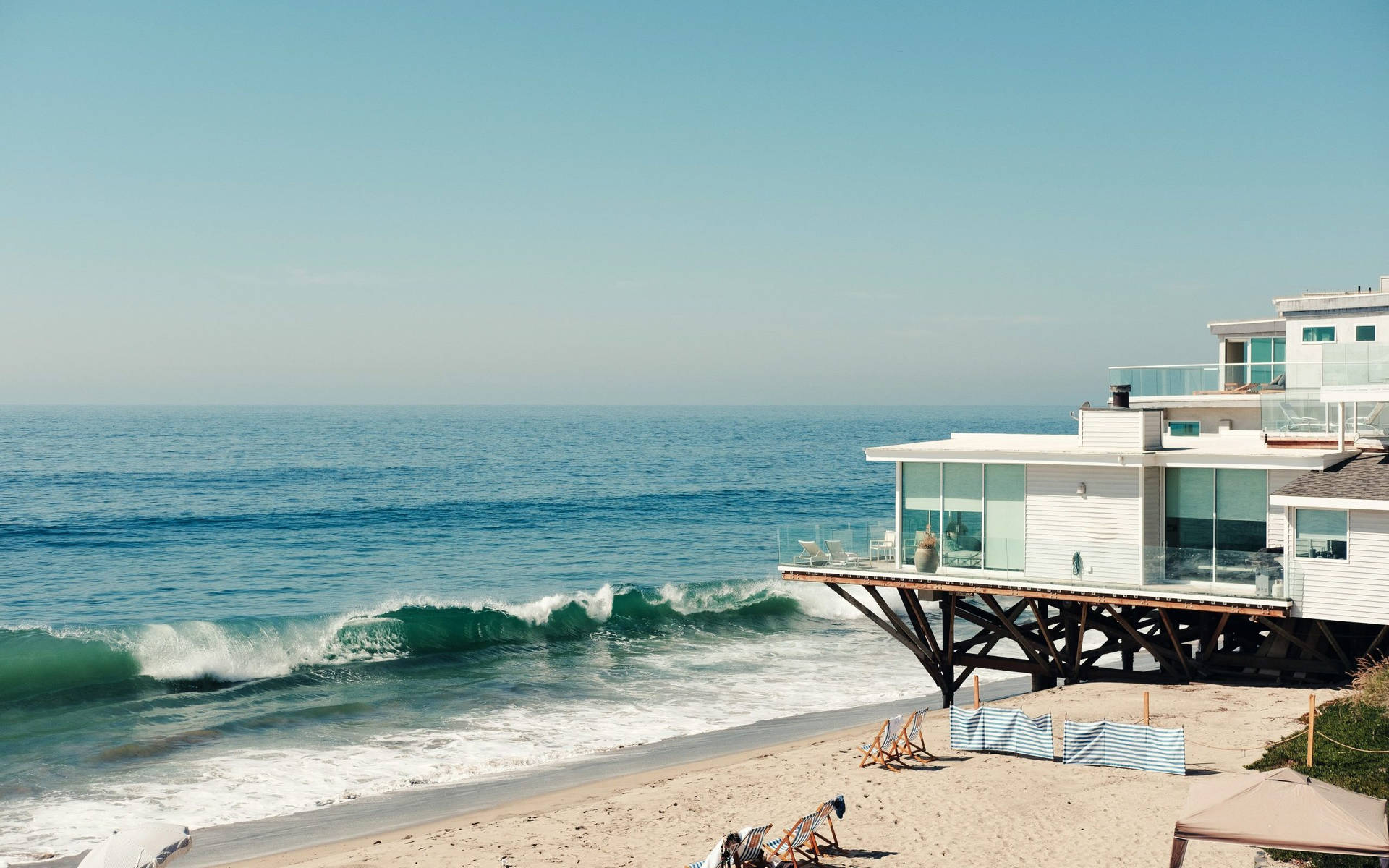 Atemberaubendesweißes Strandhaus In Malibu Wallpaper