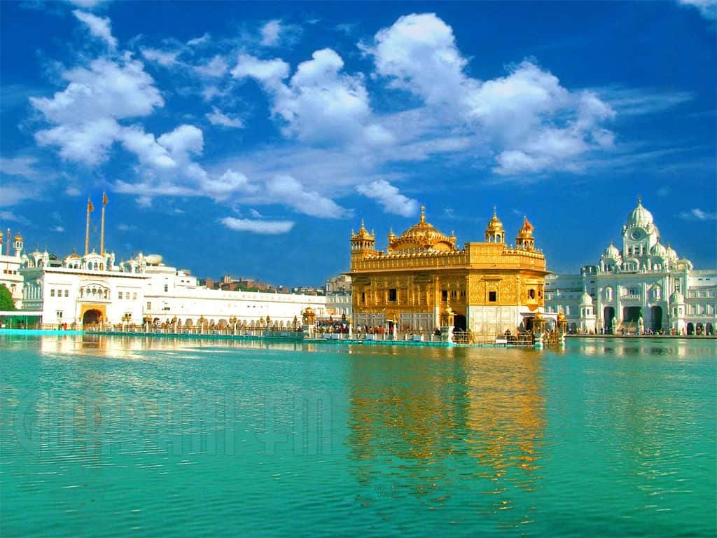 Stupendopanorama Del Tempio D'oro All'alba Ad Amritsar, In India.