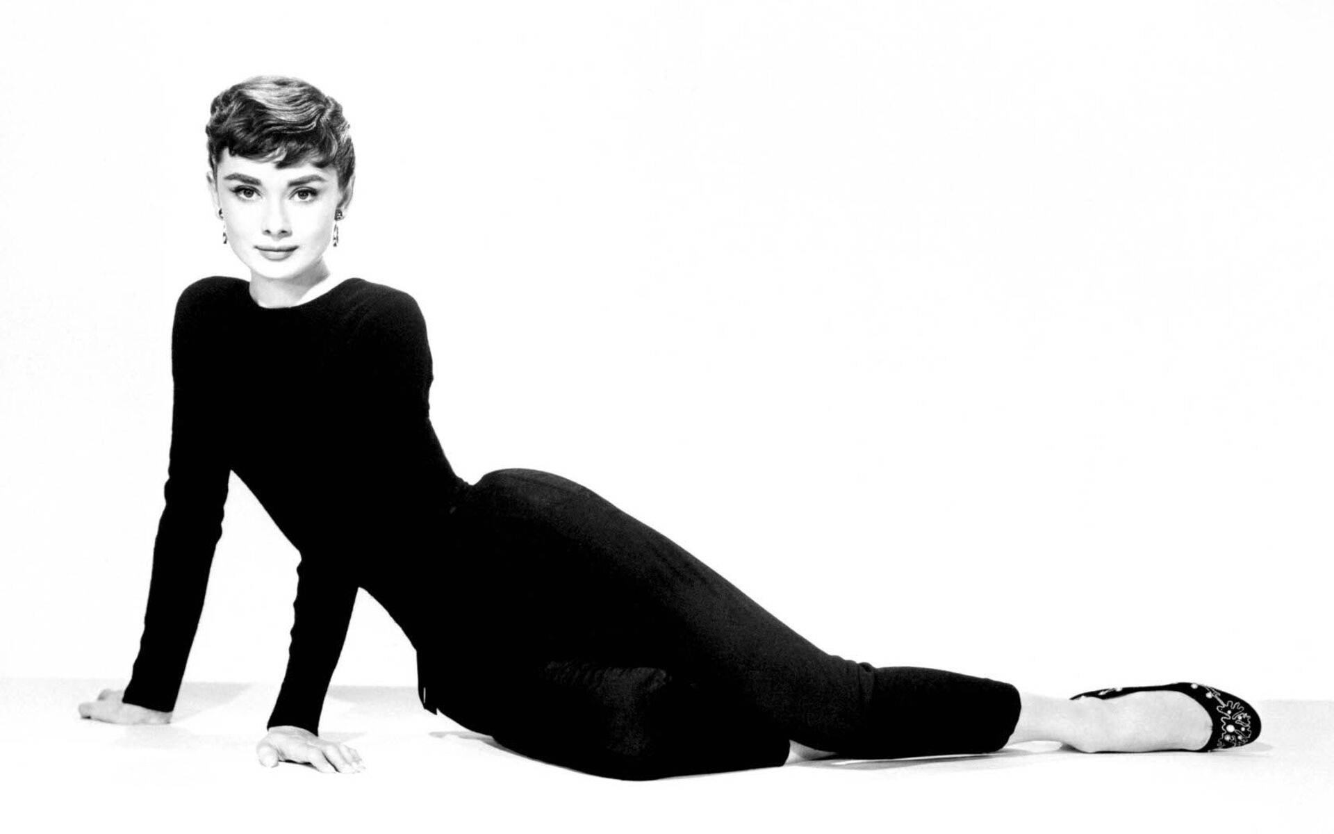 Style Icon Audrey Hepburn Wallpaper