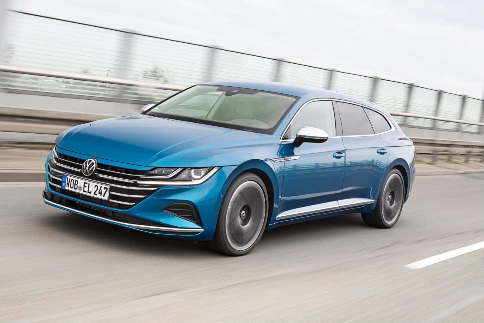 Stilig Og Kraftfull Volkswagen Arteon På Veien Bakgrunnsbildet