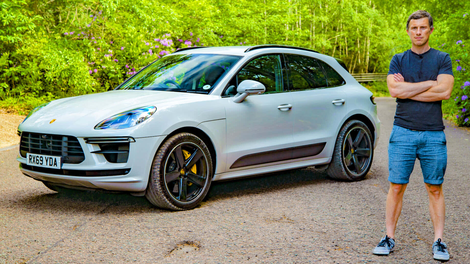 Stylish And Sleek - The New Porsche Macan In Action Wallpaper