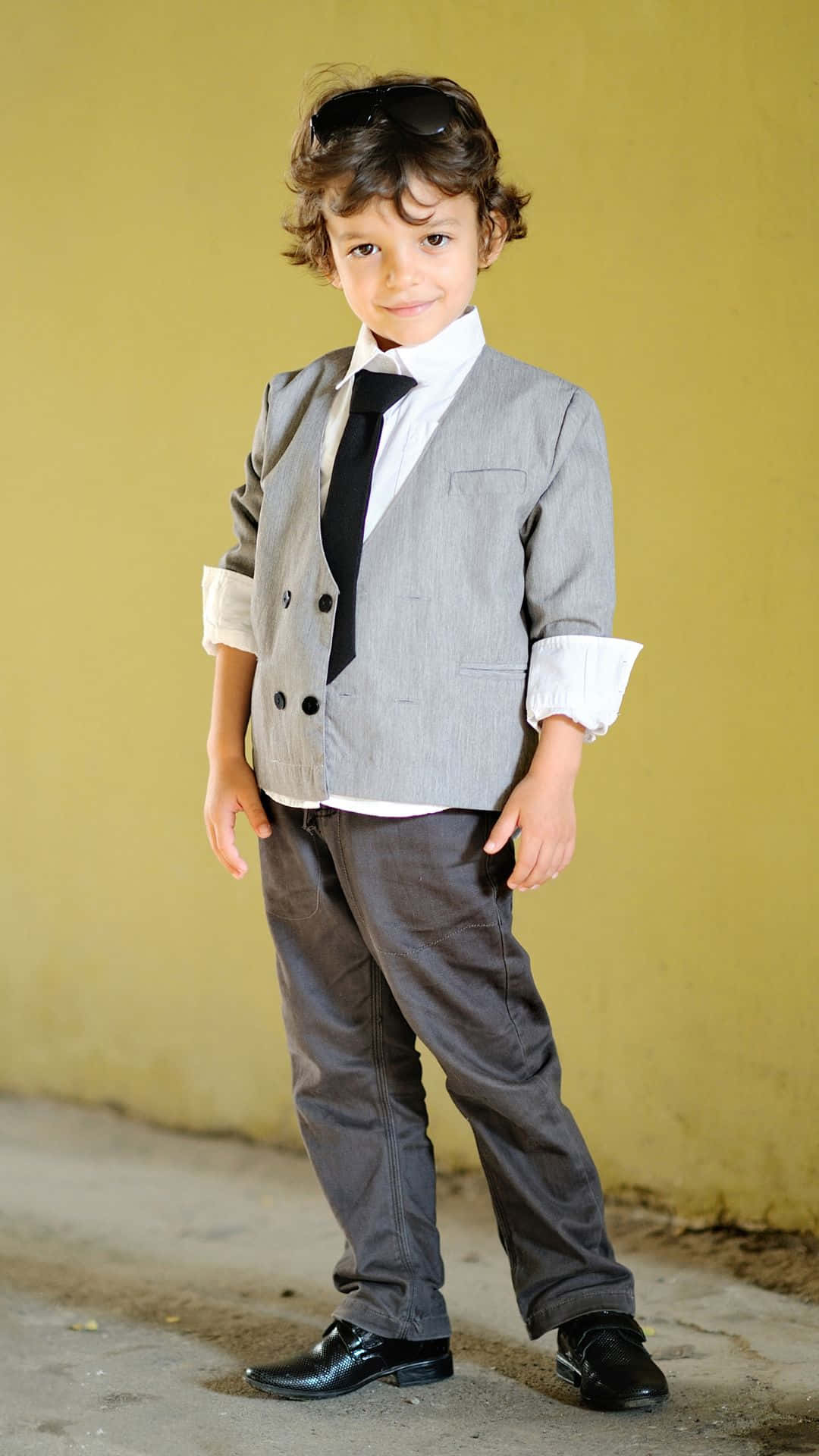 Stilfuld dreng i formelt tøj Wallpaper