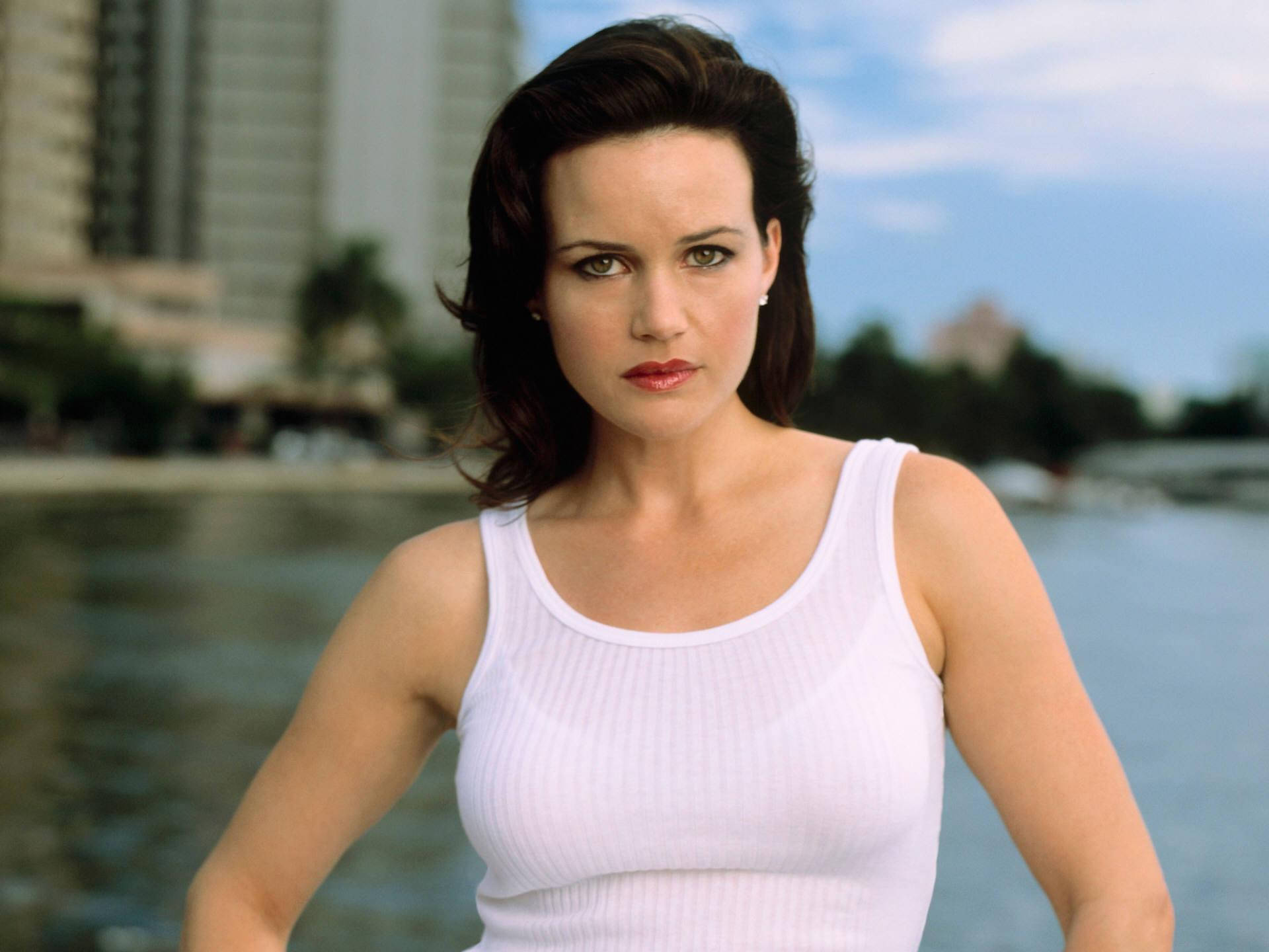 Carla Gugino exudes style and sophistication Wallpaper