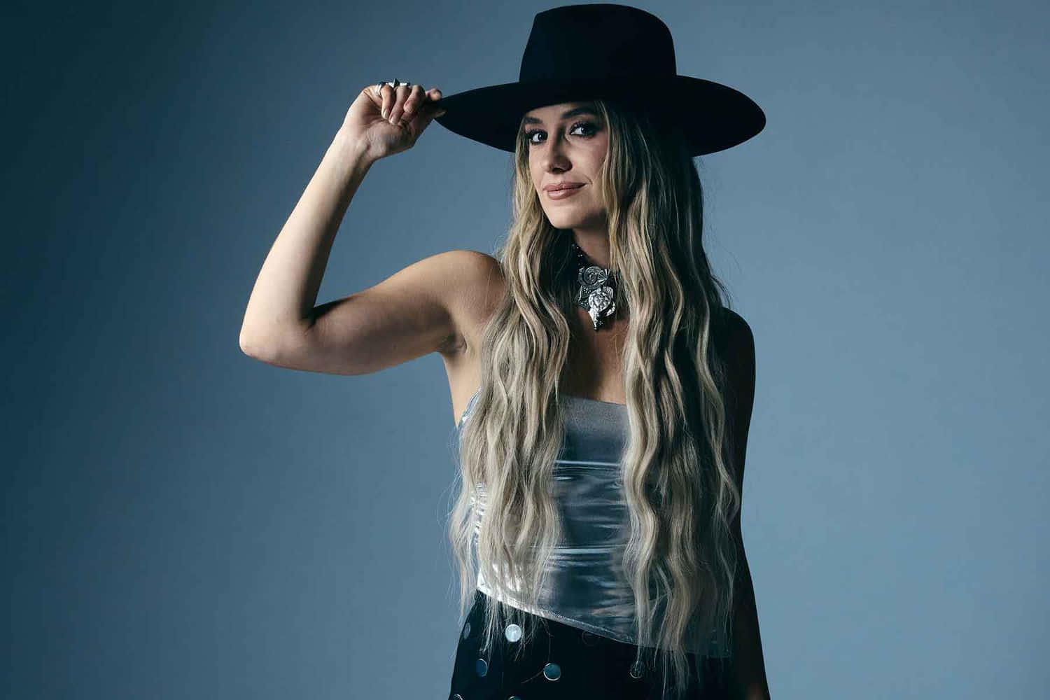 Stylish Country Singerin Black Hat Wallpaper